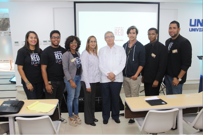 Integrantes de Red Light Films, grupo de jóvenes encabezado por Luis Garrido, Productor Creativo y autoridades de UNAPEC