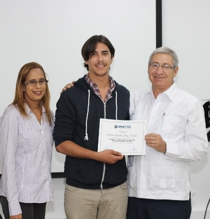 Arturo Báez recibiendo un reconocimiento por parte del Decanato de Artes y Comunicación.