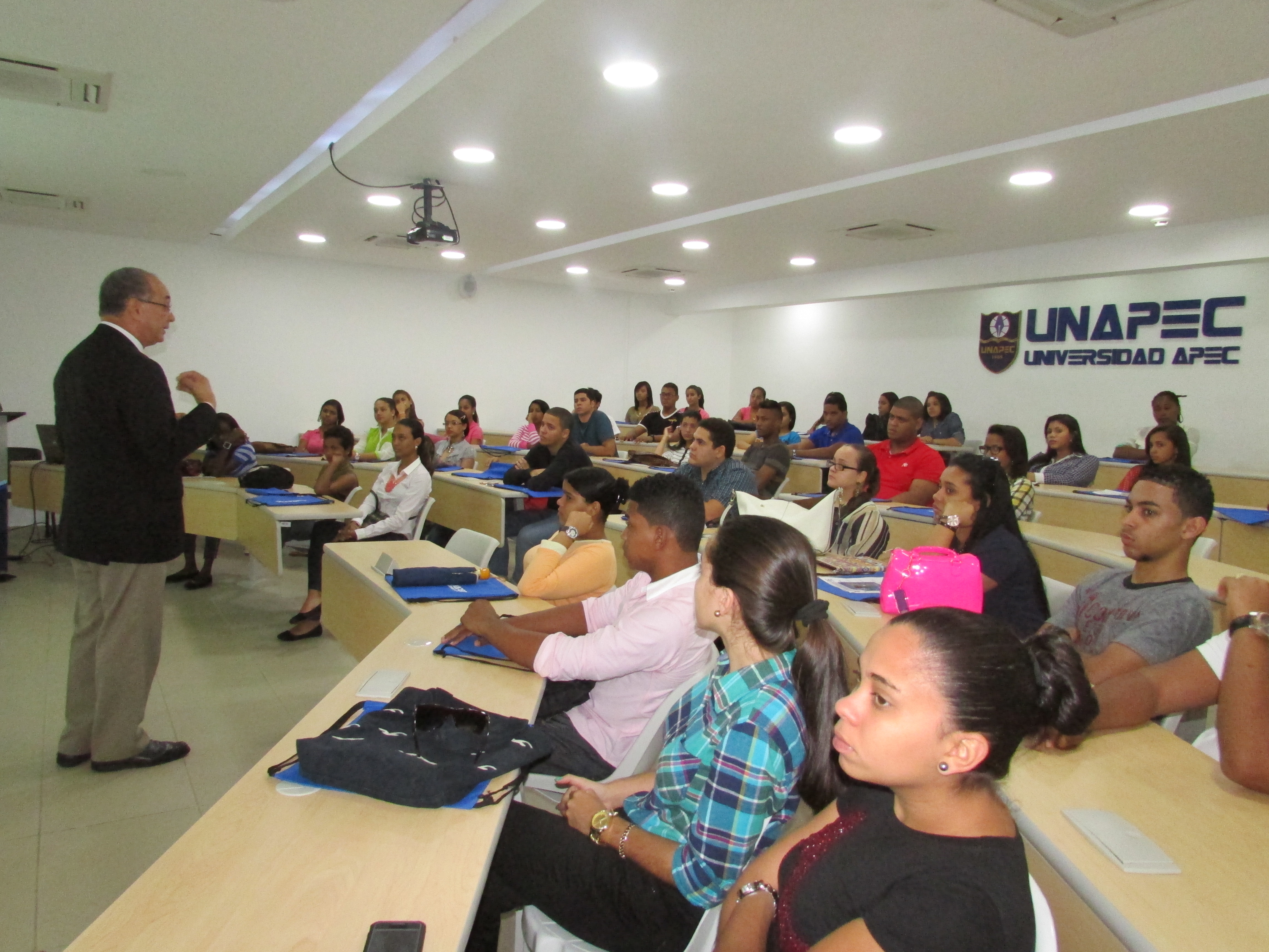En el Salón de Conferencias de UNAPEC se realizó el acto de bienvenida para estudiantes de Administración Turistica y Hotelera