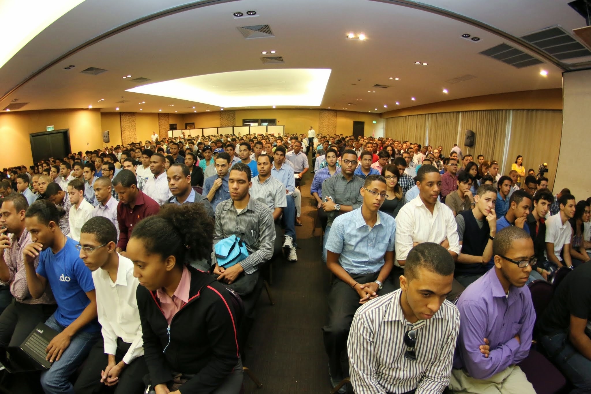 Este 1er Congreso Internacional de Informática fue realizado en el Salón La Mancha, del Hotel Barceló Santo Domingo.