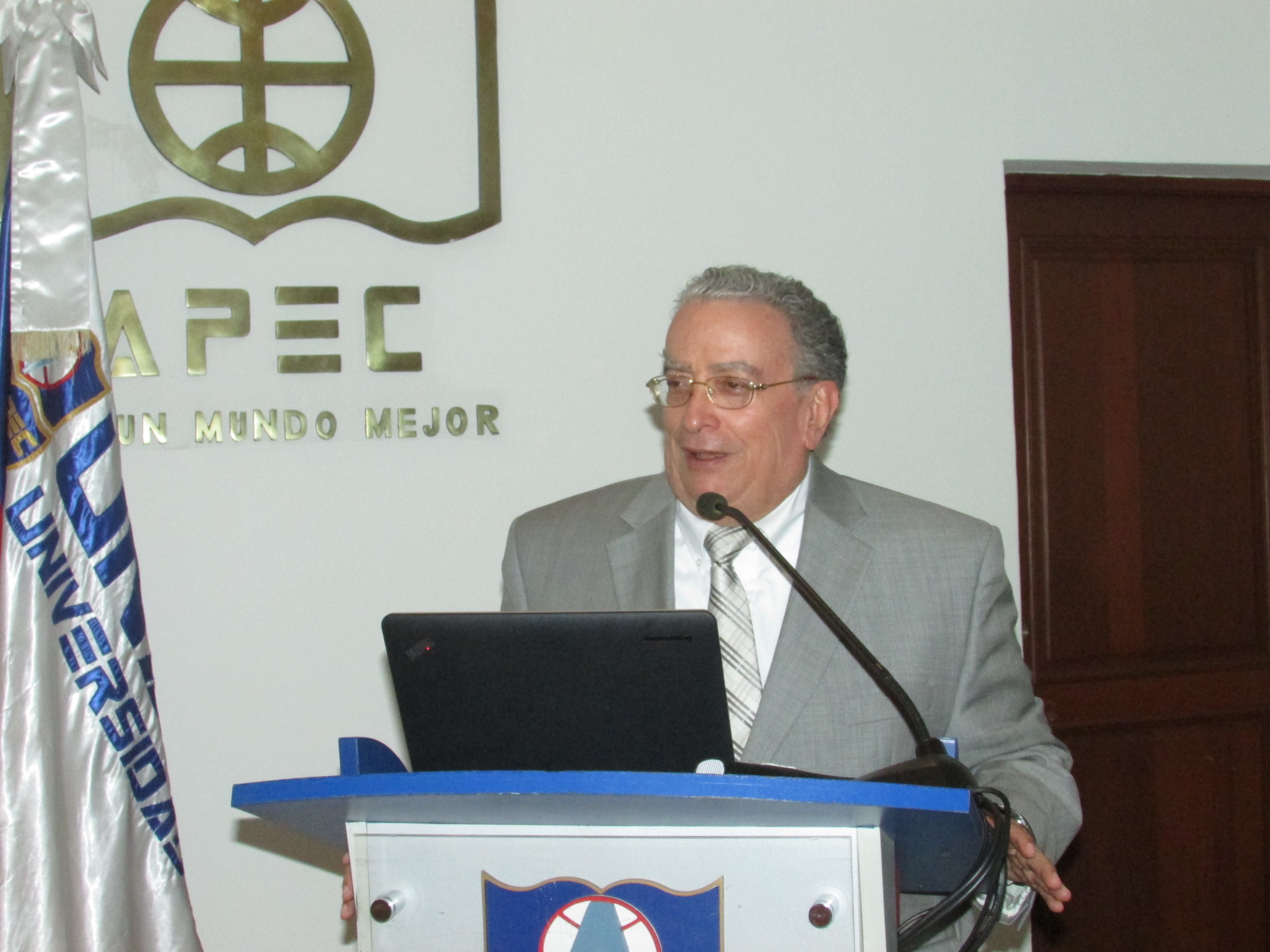 Radhamés Mejía, Rector de UNAPEC mientras felicitaba a los mercadólogos en su día.
