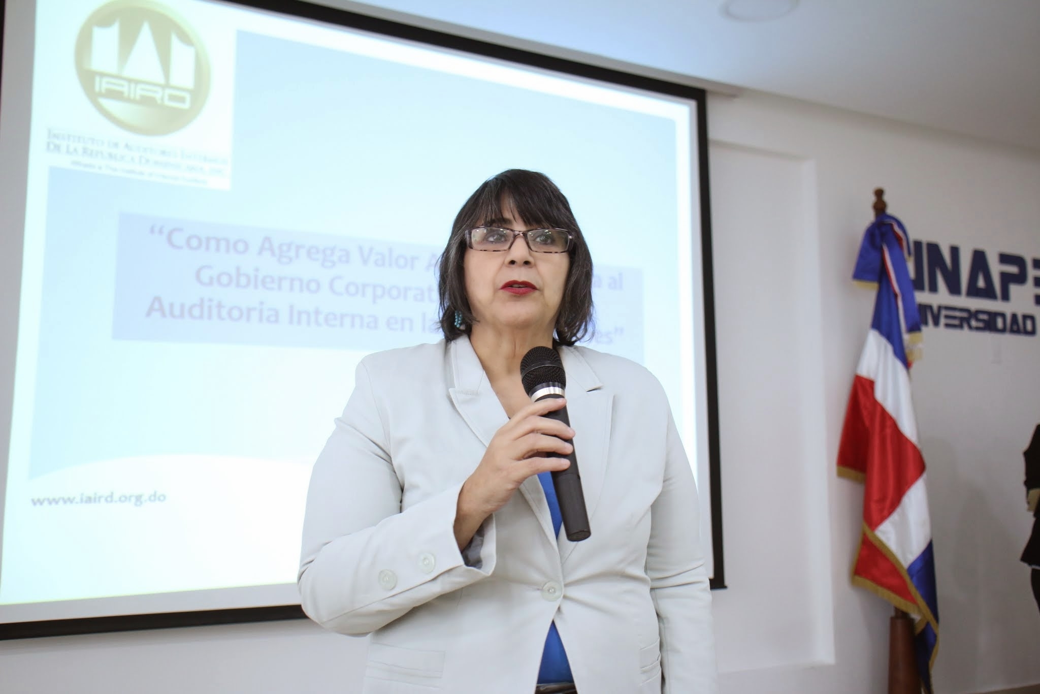 Dra. Dalma Cruz Mirabal, Vicerrectora de Postgrado mientras ofrecía las palabras de bienvenida.