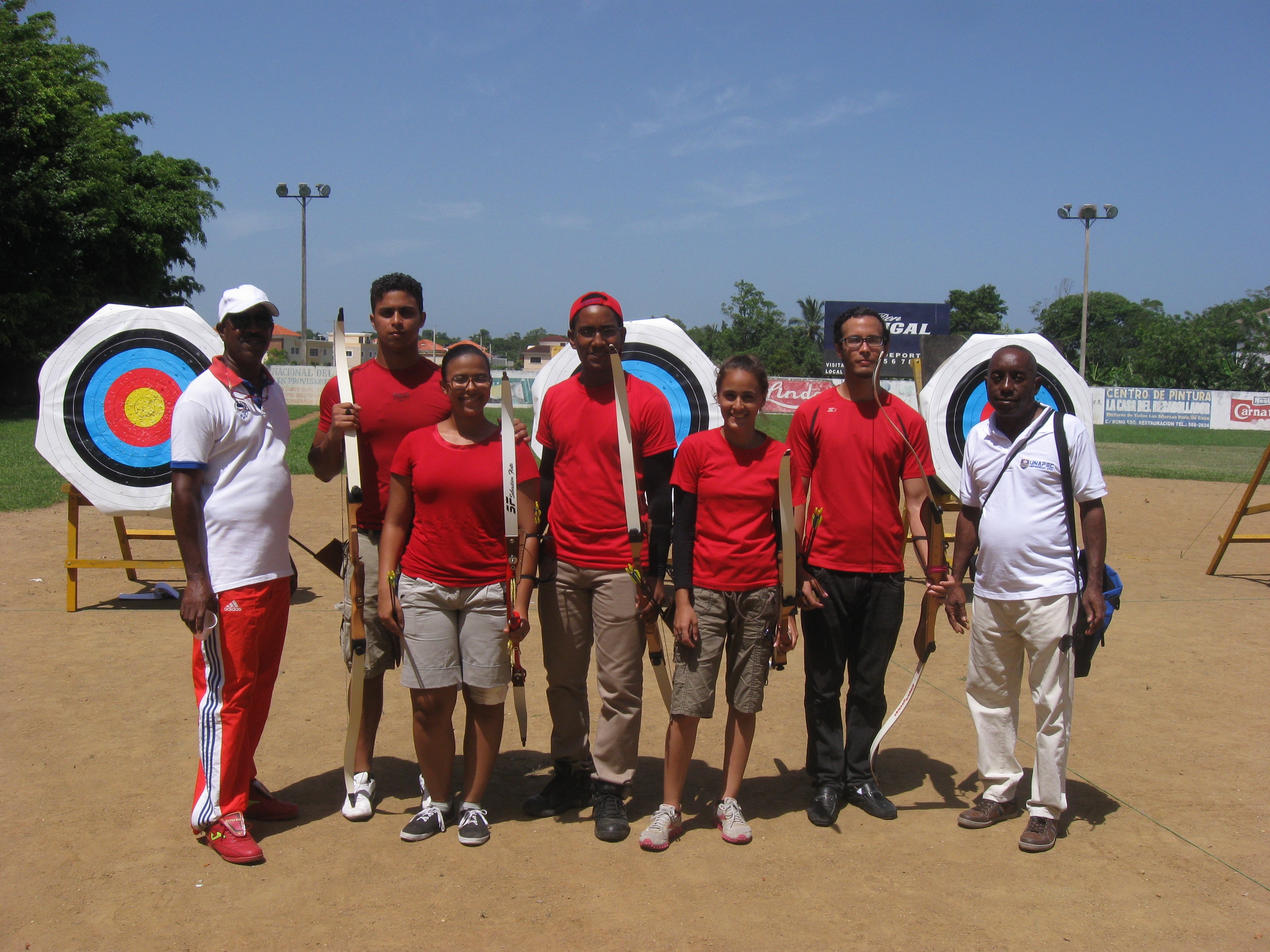 Representantes de UNAPEC en el 1er Torneo Nacional de Tiro con Arco