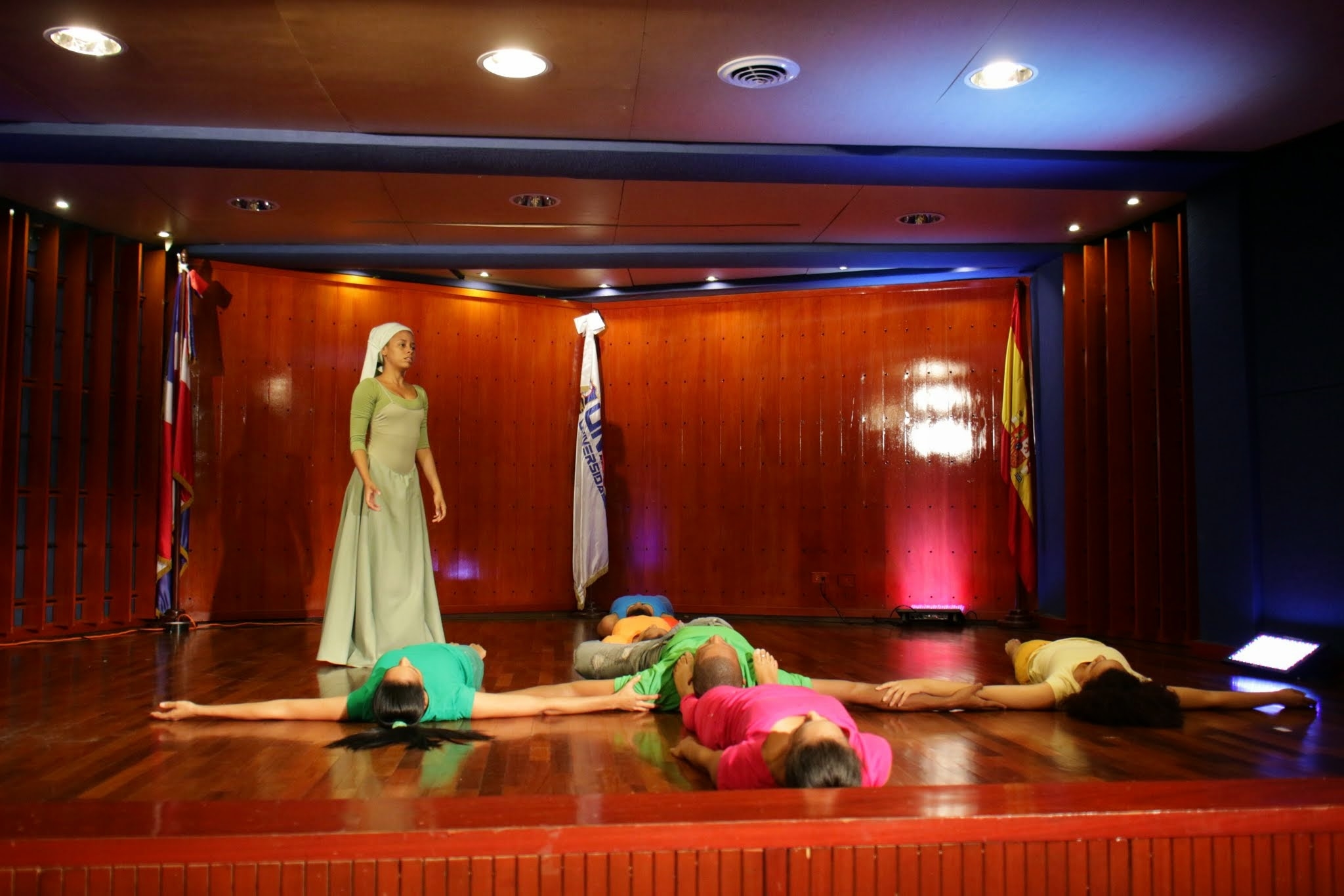 Escenificación bailable del poema de Santa Teresa de Jesús a cargo del Grupo de Danza Moderna de UNAPEC.