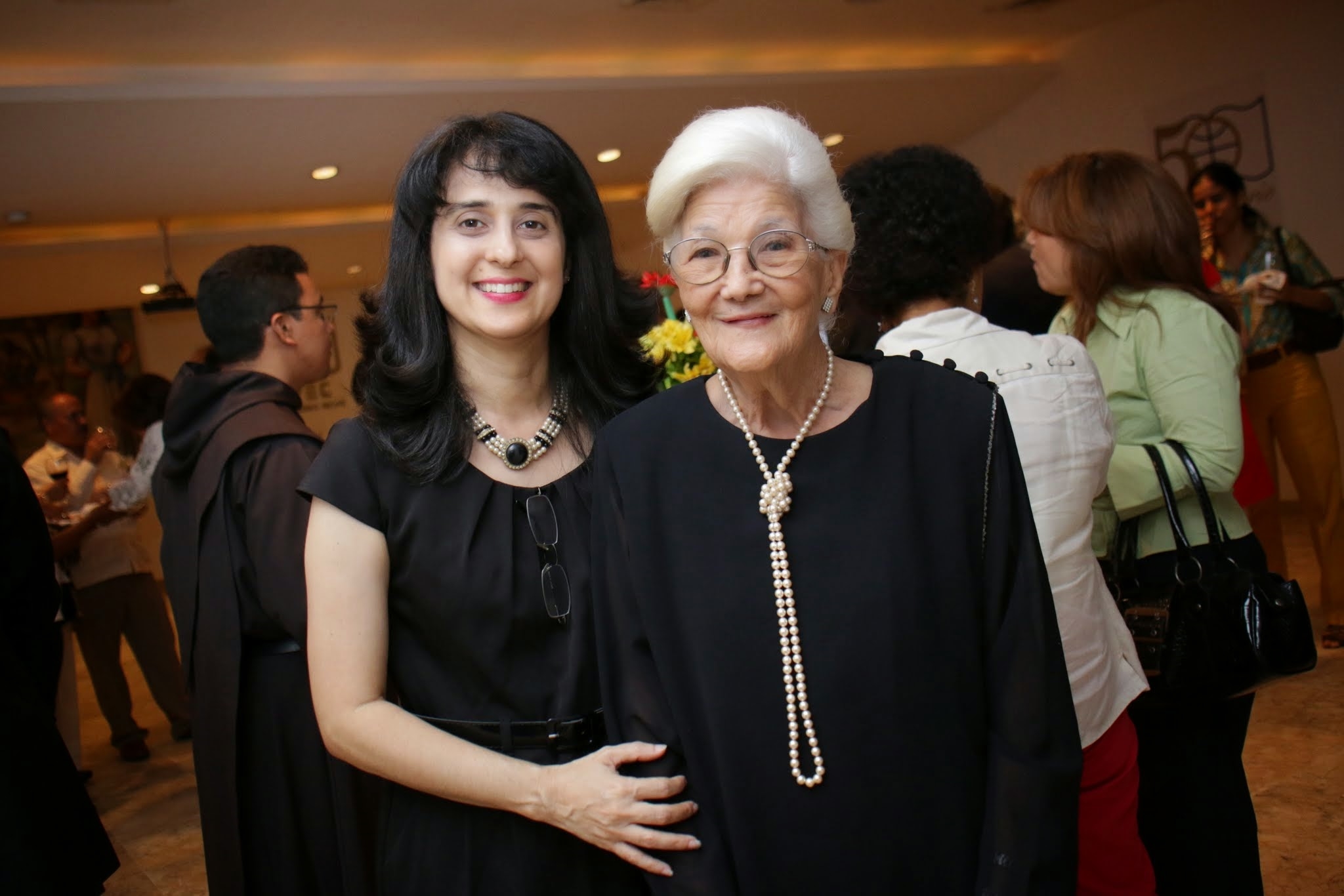 Saskia Karina Núñez, docente de la Escuela de Idiomas UNAPEC, junto a su madre.