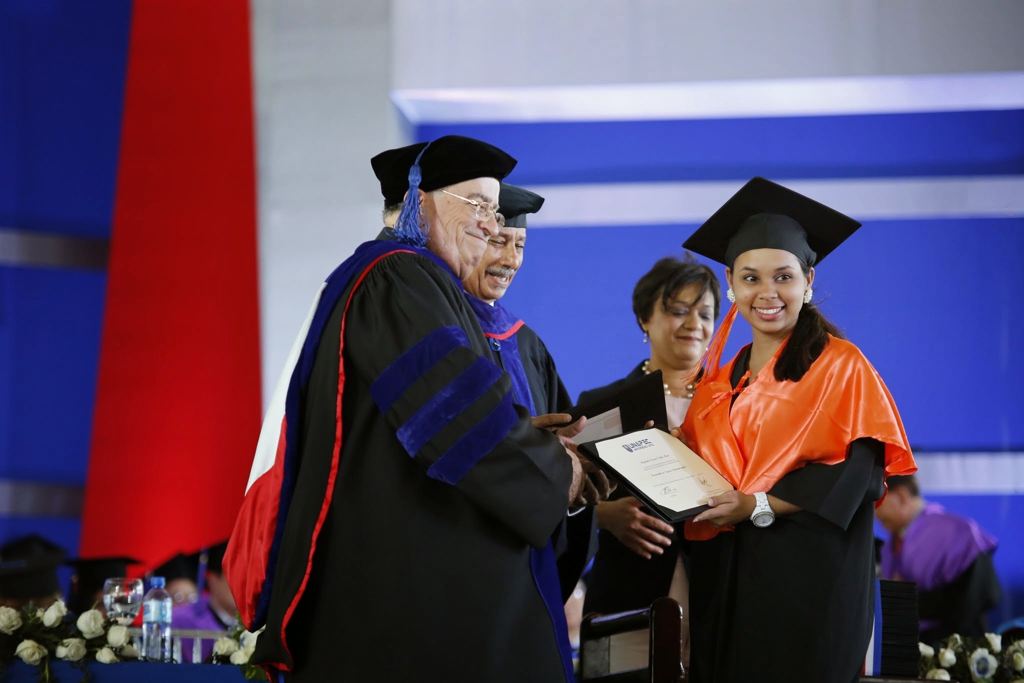 Alejandra Valdez, una de nuestras felices graduandas, mientras recibía su titulo, en nuestra 47ava Graduación Ordinaria.