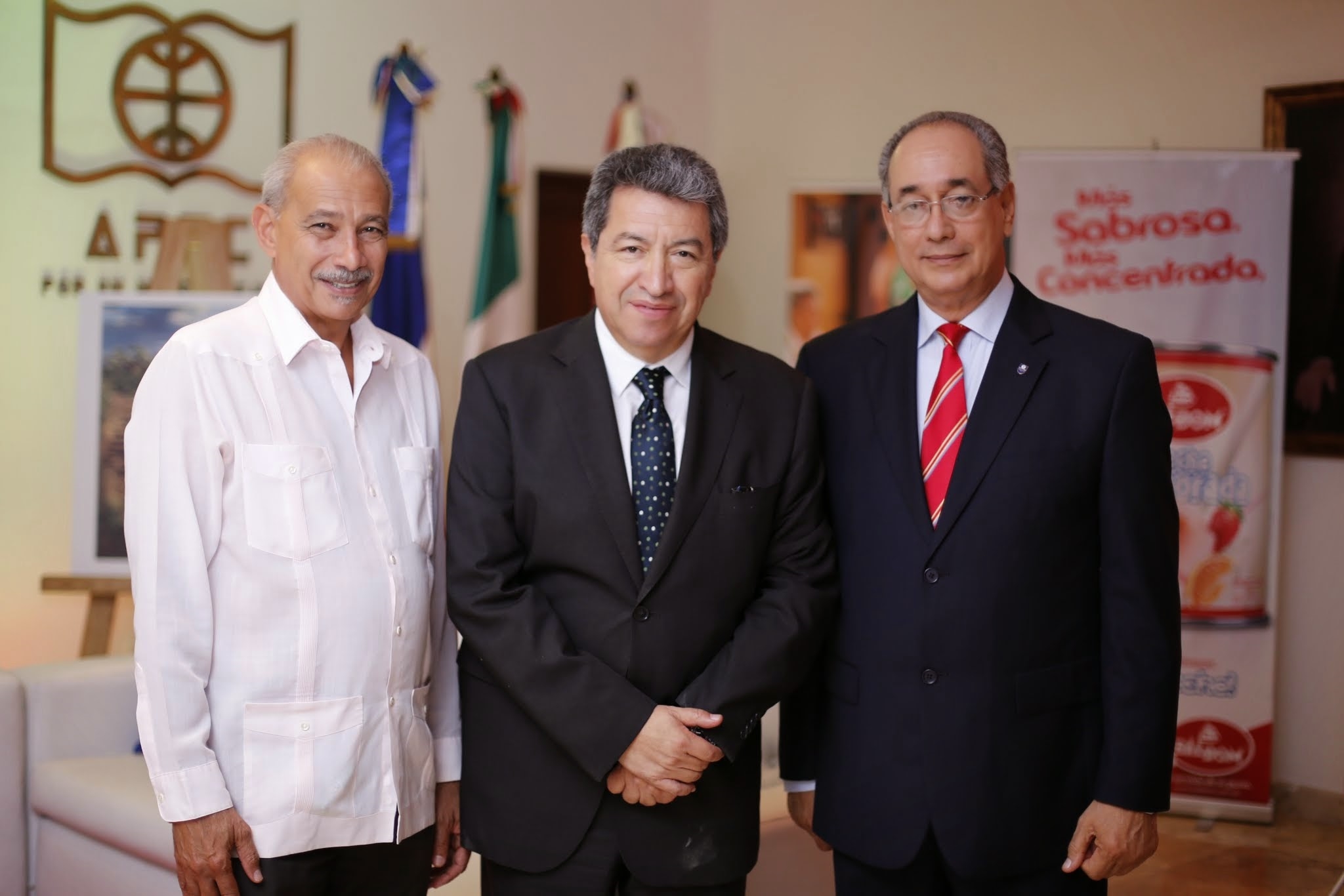 Frank D´Oleo, Vicerrector Académico de UNAPEC; José Ignacio Piña, Embajador de México y Luis Felipe Aquino, Decano de Turismo.