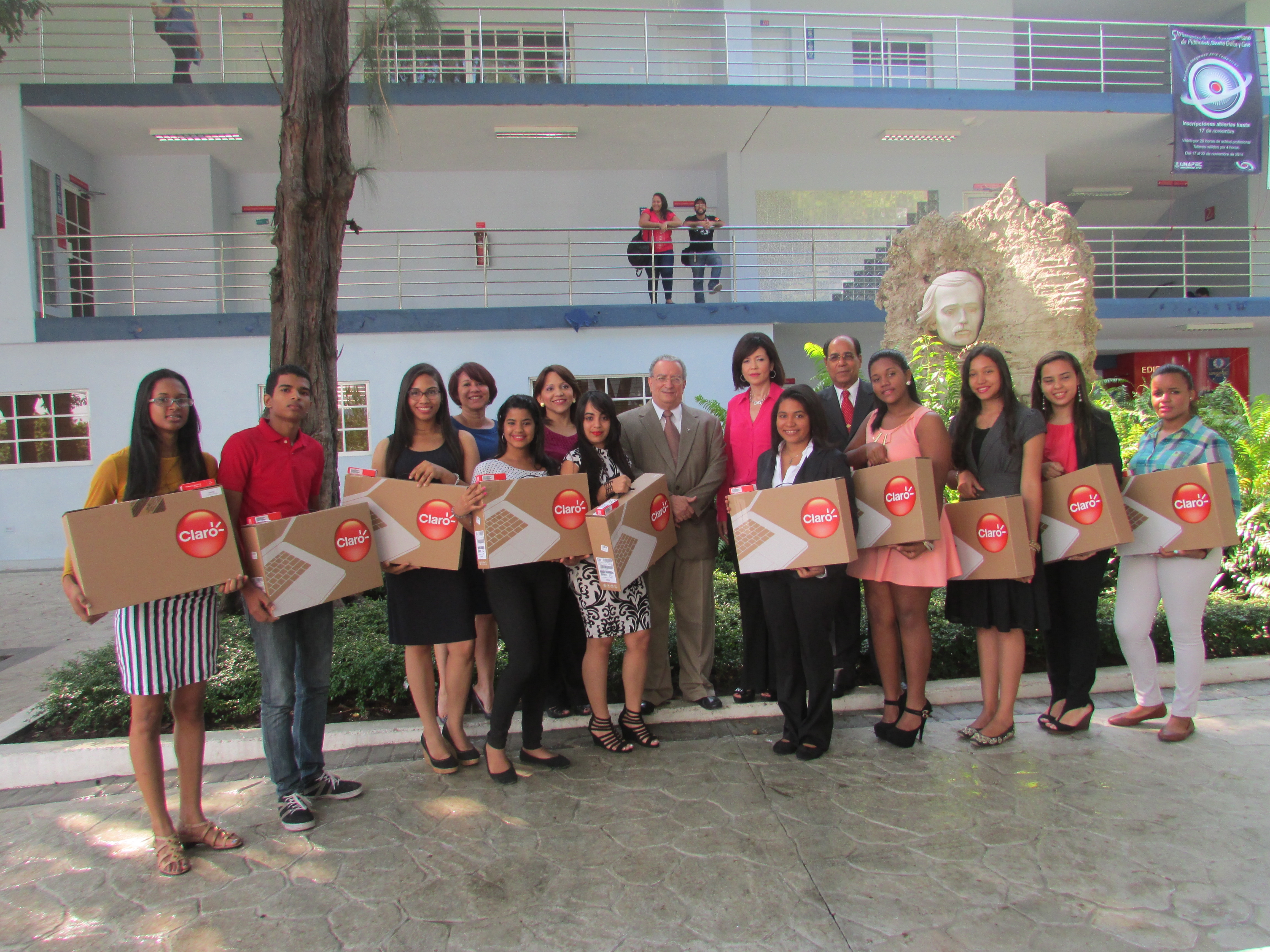 10 estudiantes meritorios de la UNAPEC fueron premiados por CLARO.