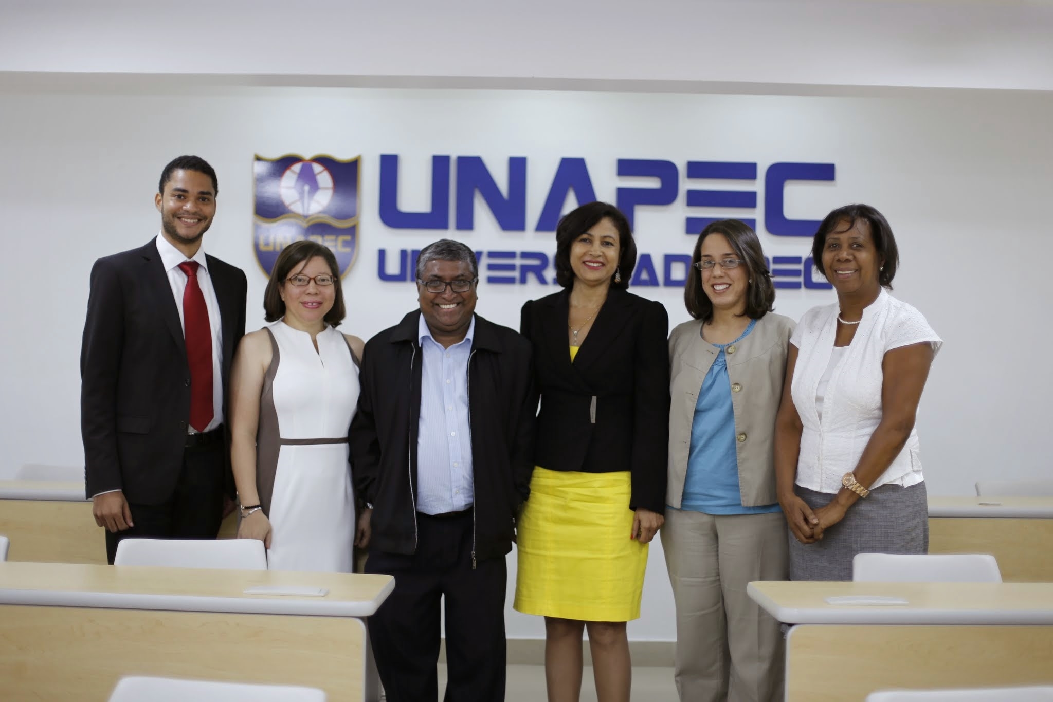 Autoridades de UNAPEC junto al profesor Stanly Fernández.