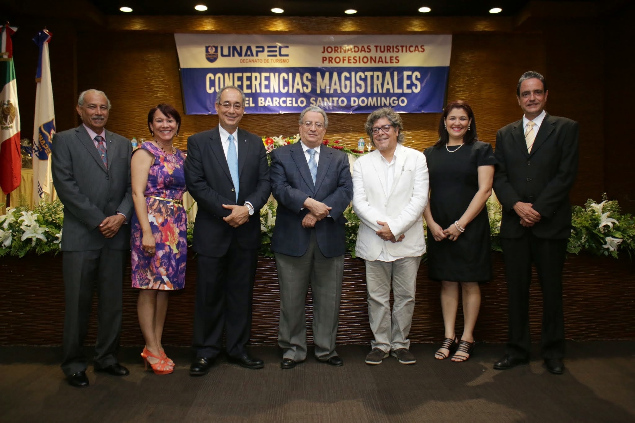 Autoridades de UNAPEC junto a los conferencistas magistrales invitados.