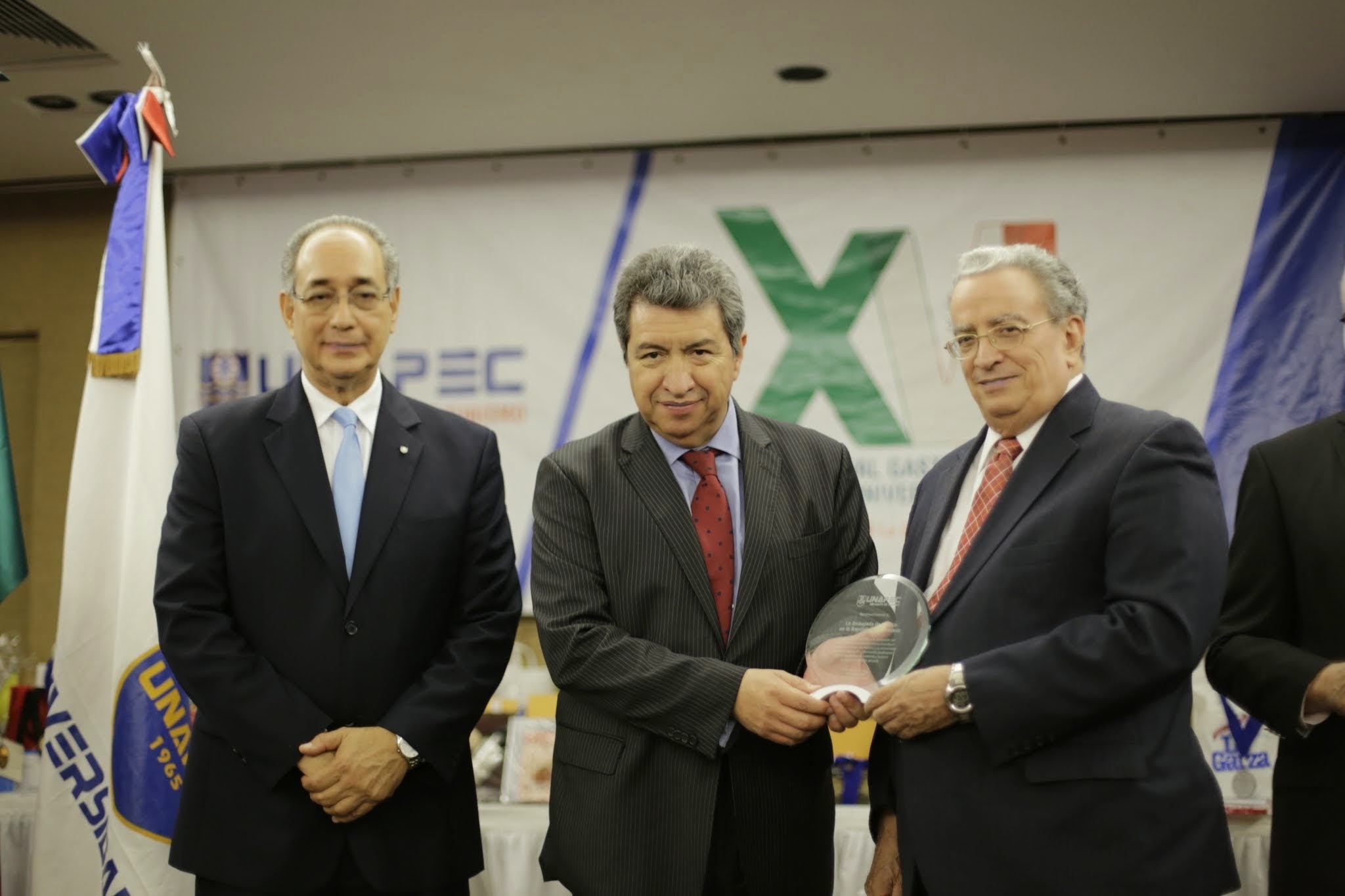 José Ignacio Peña, embajador de México en el país, recibió reconocimiento de manos de Luis Felipe Aquino y Radhamés Mejía