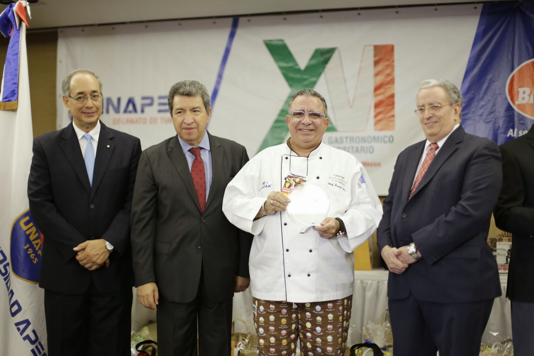 Juancho Ortiz fue premiado por sus aportes al desarrollo de la gastronomía dominicana.