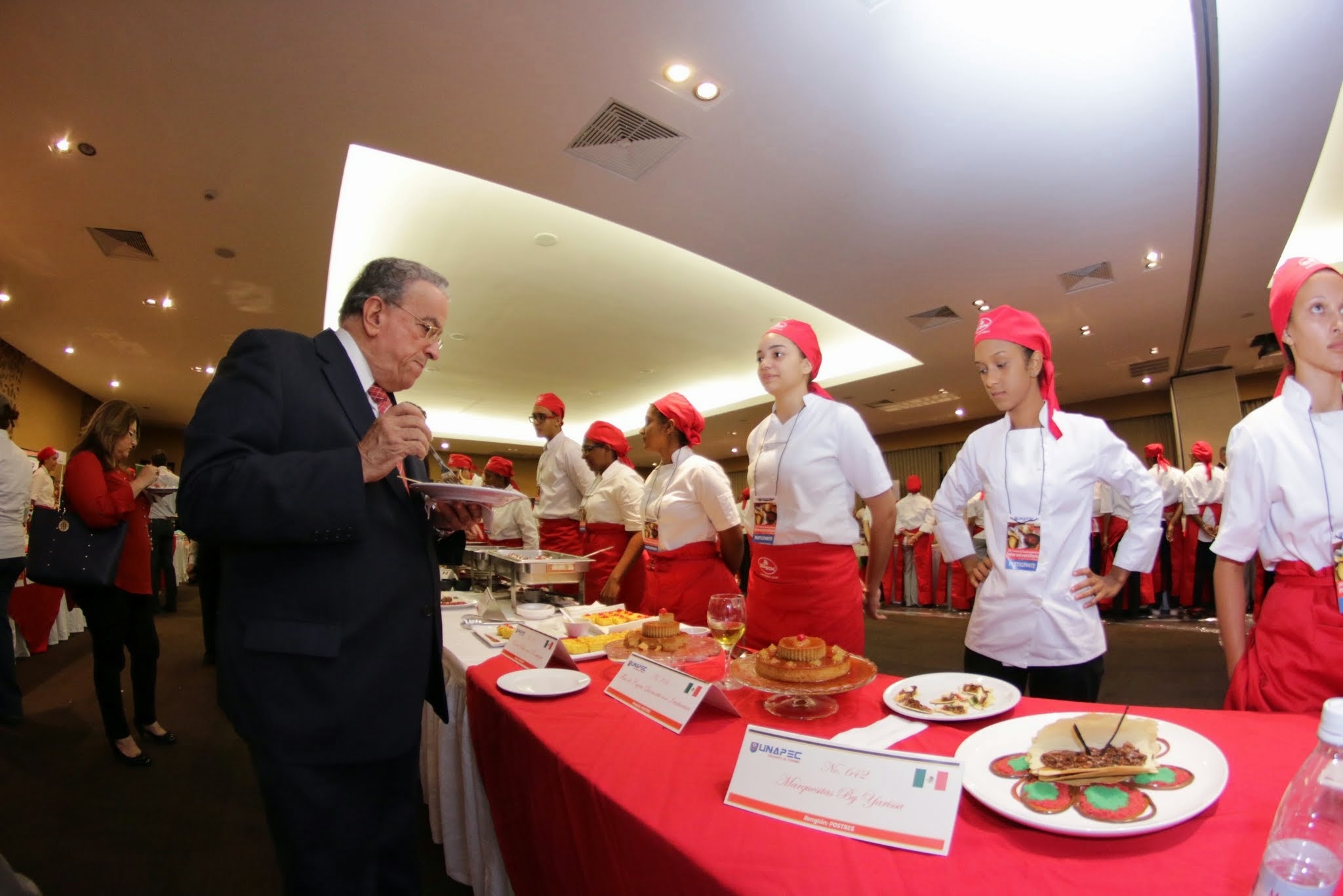 Nuestro rector mientras degustaba los platos mexicanos preparados por los estudiantes de las distintas universidades del país.