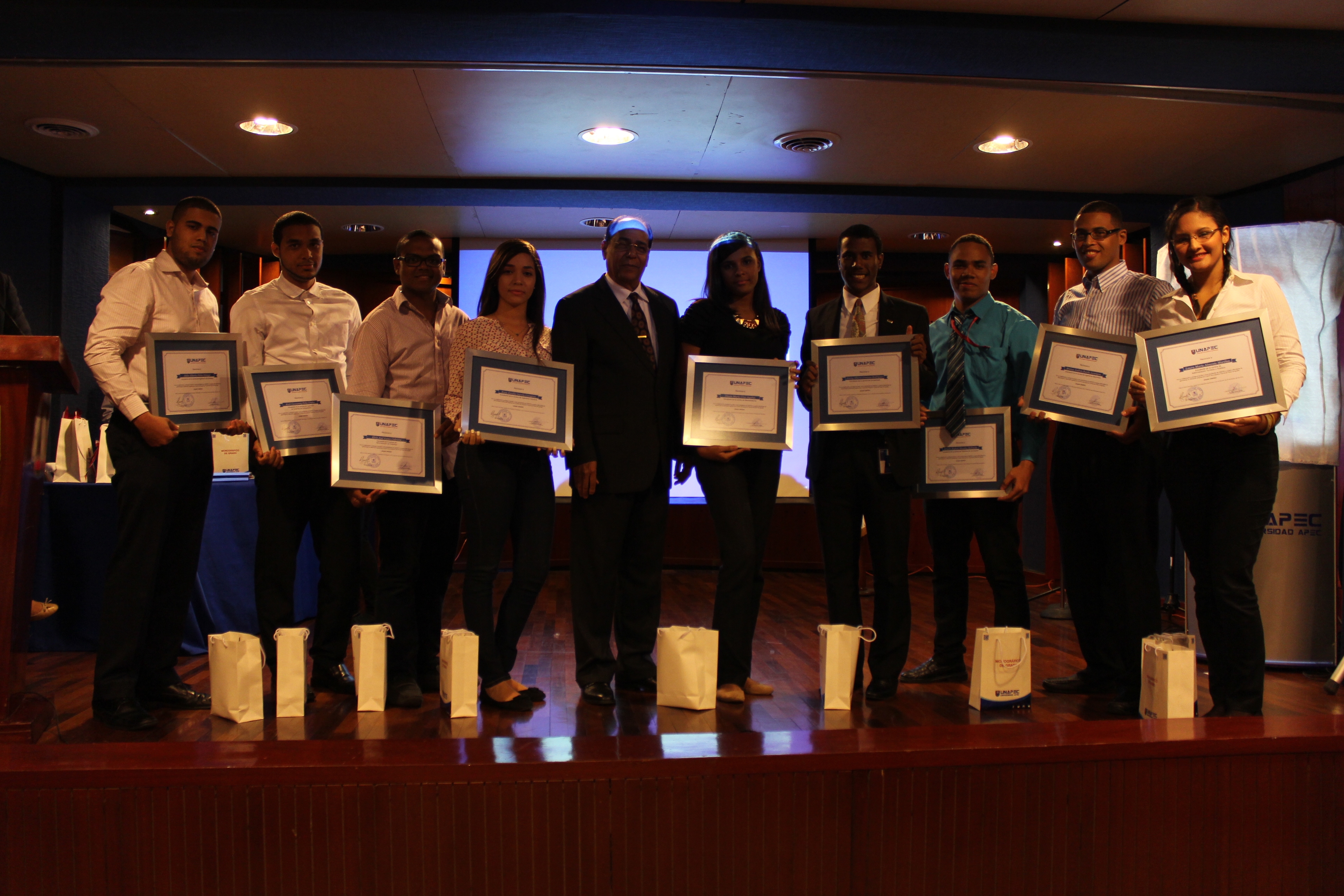 Estudiantes reconocidos por el programa "Pares Iguales"