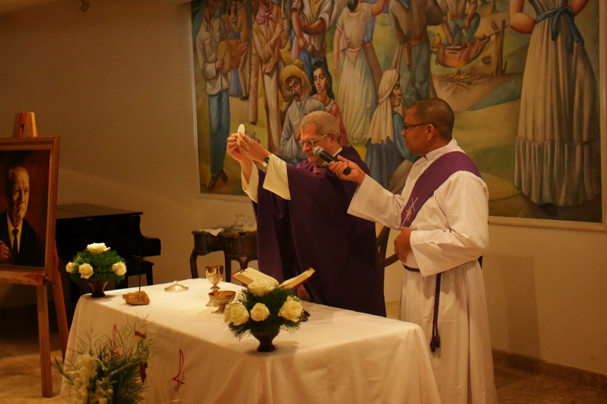 La eucaristía fue celebrada en el Salón APEC de la Cultura José María Bonetti Burgos.