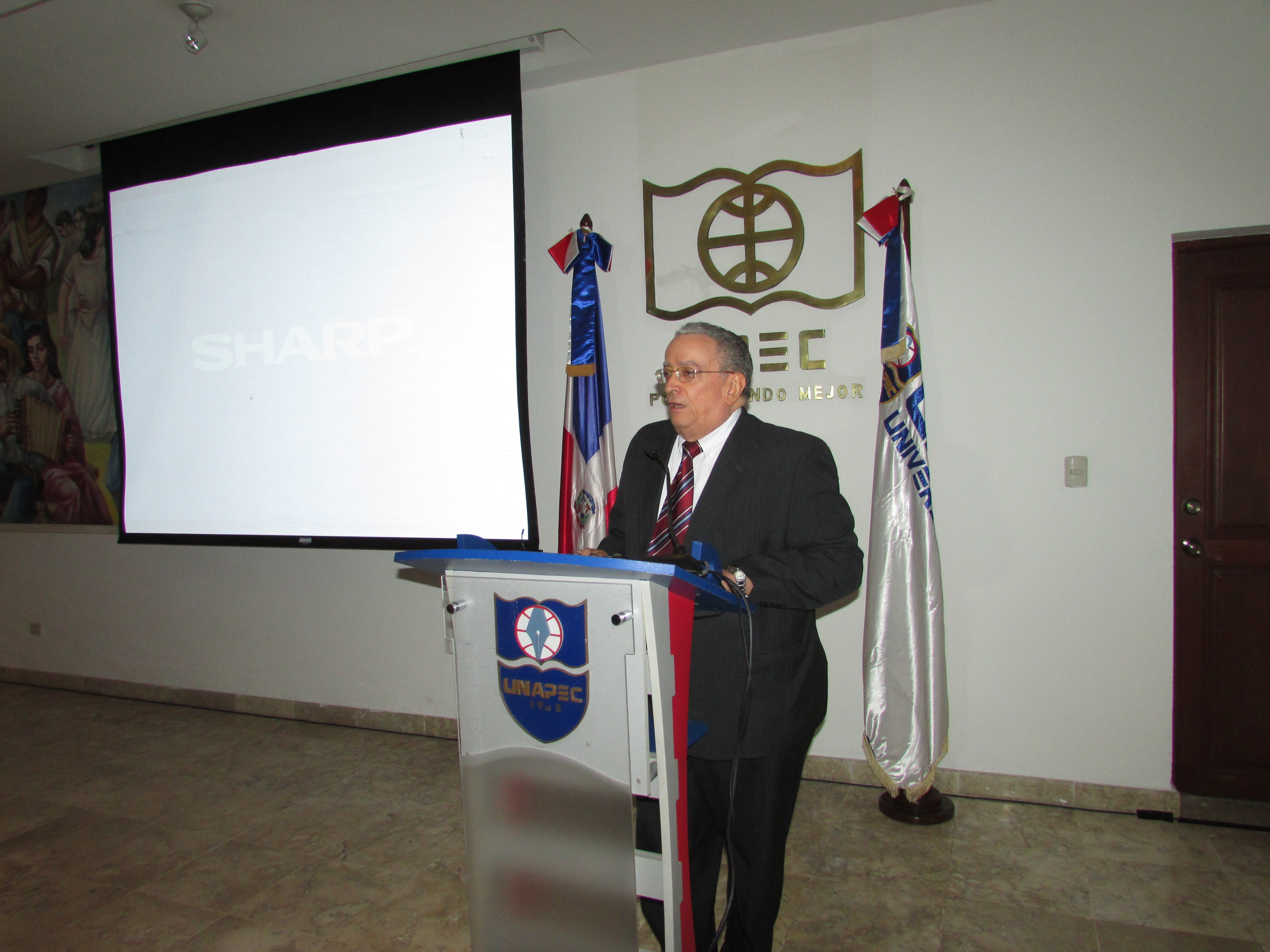 Dr. Radhamés Mejía, rector de UNAPEC mientras ofrecía las palabras de bienvenida.