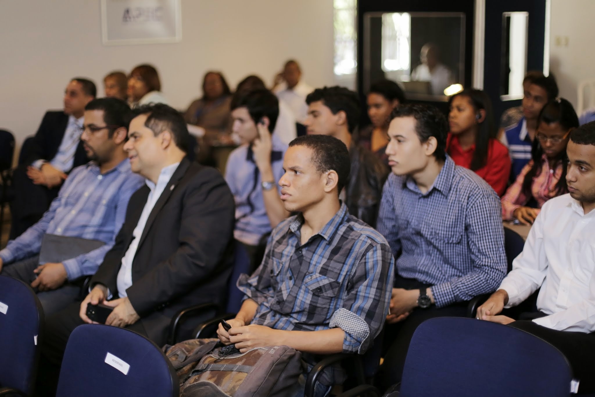 La actividad fue realizada en el Salón APEC José María Bonetti y fue dirigida a estudiantes y egresados emprendedores