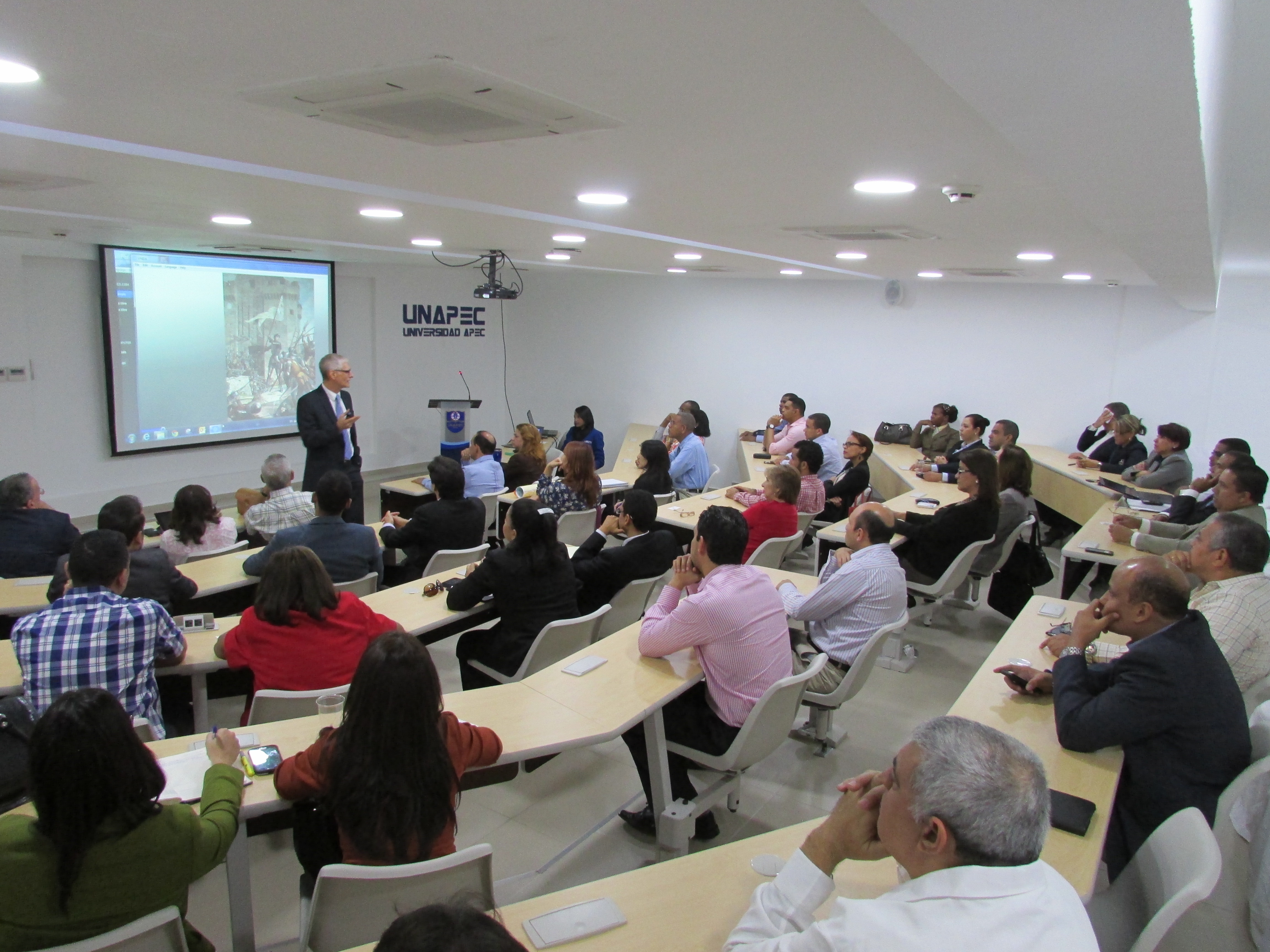 La actividad fue realizada en el Salón de Conferencias del Campus Principal de UNAPEC.