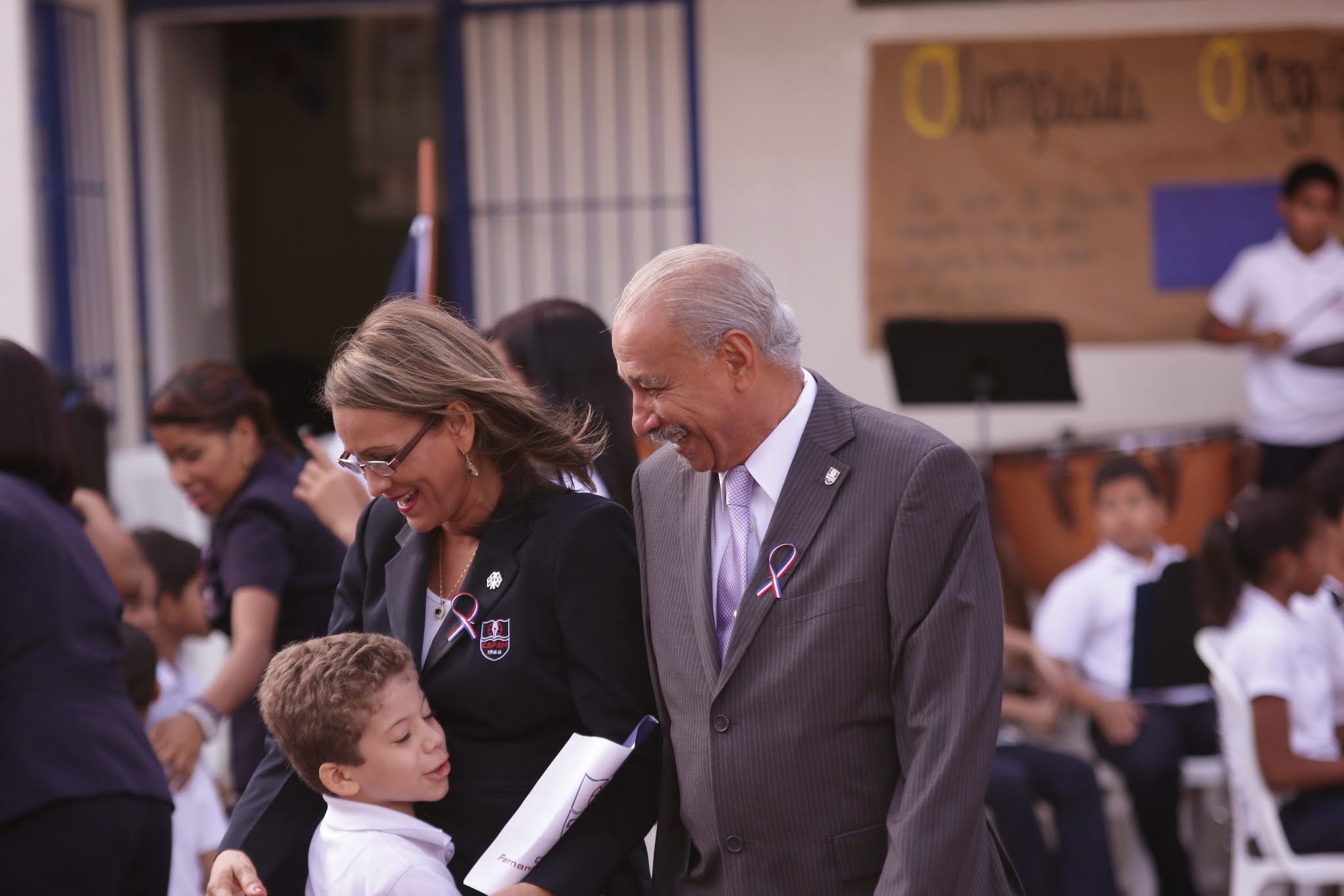 Fanny Torres, directora del CAFAM y Francisco D´Oleo, vicerrector académico de UNAPEC, junto a los niños de primaria del colegio