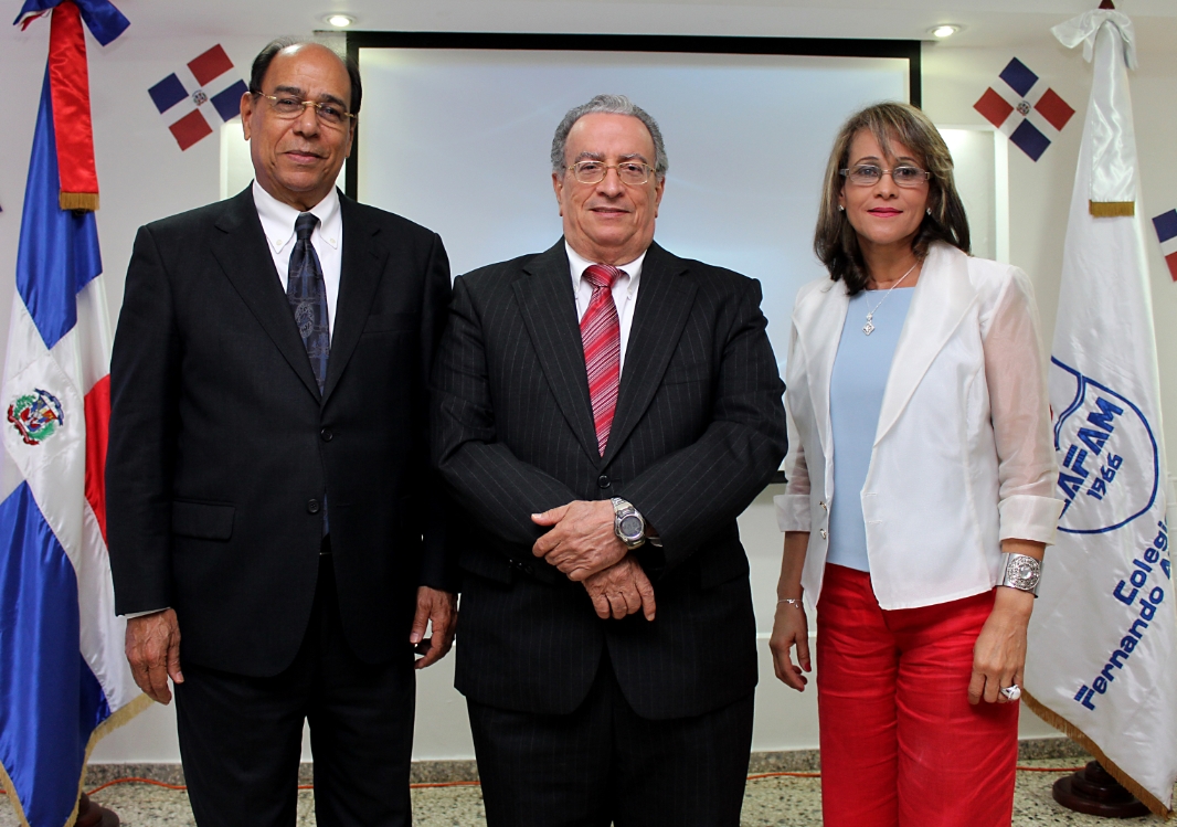 Pedro Antonio Eduardo, vicerrector de Asuntos Estudiantiles de UNAPEC; Radhamés Mejía, Rector de UNAPEC y Fanny Torres, directora del CAFAM.