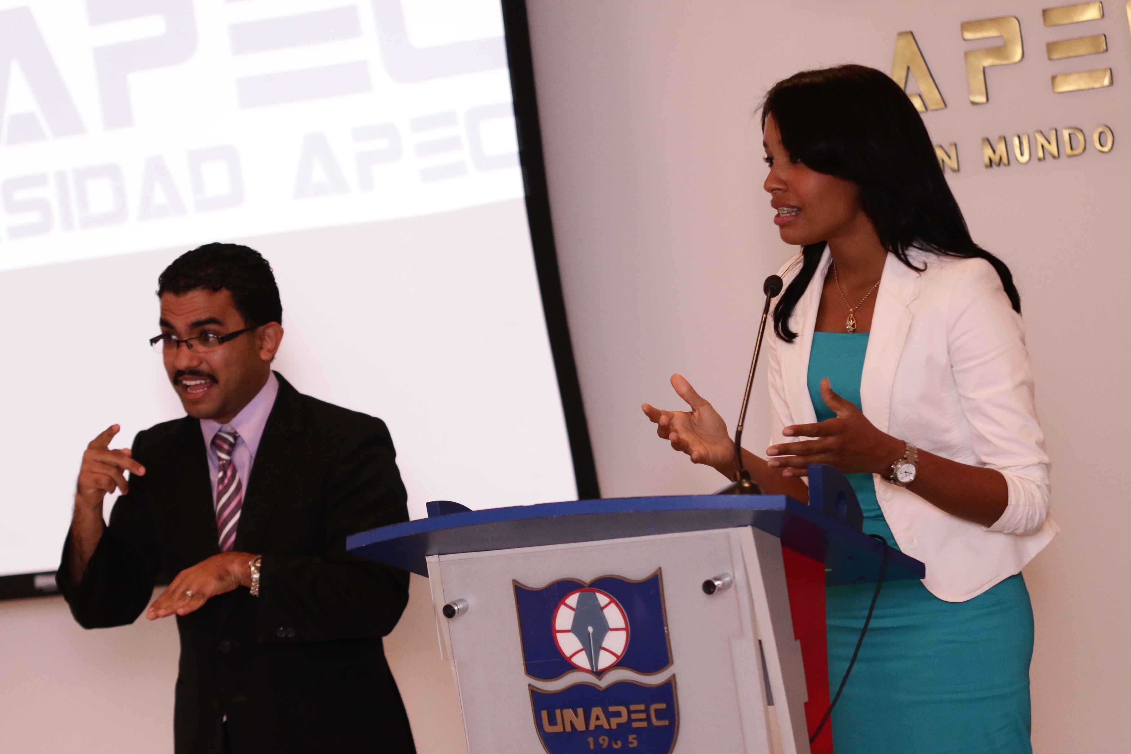 Diana de la Cruz, persona de la audiencia, expresa su agradecimiento a UNAPEC por el apoyo brindado a las personas sordas.