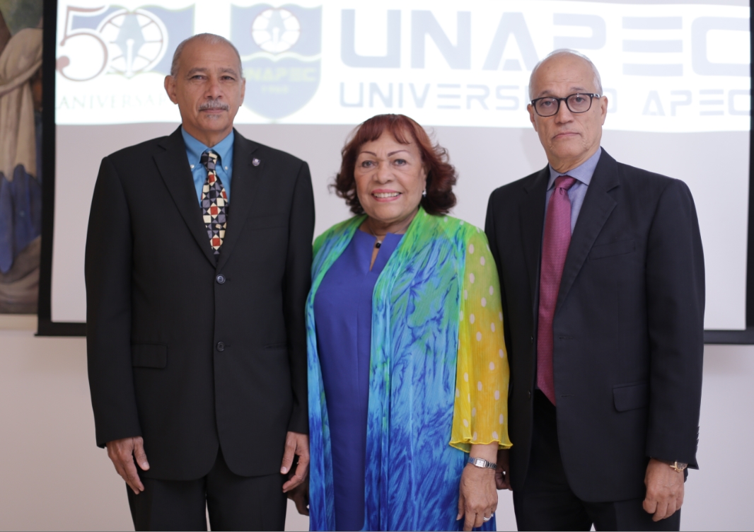 Francisco D´Oleo, vicerrector académico de UNAPEC; Génova Feliz, directora de matemática; Andrés L. Mateo, decano de Estudios Generales de UNAPEC 