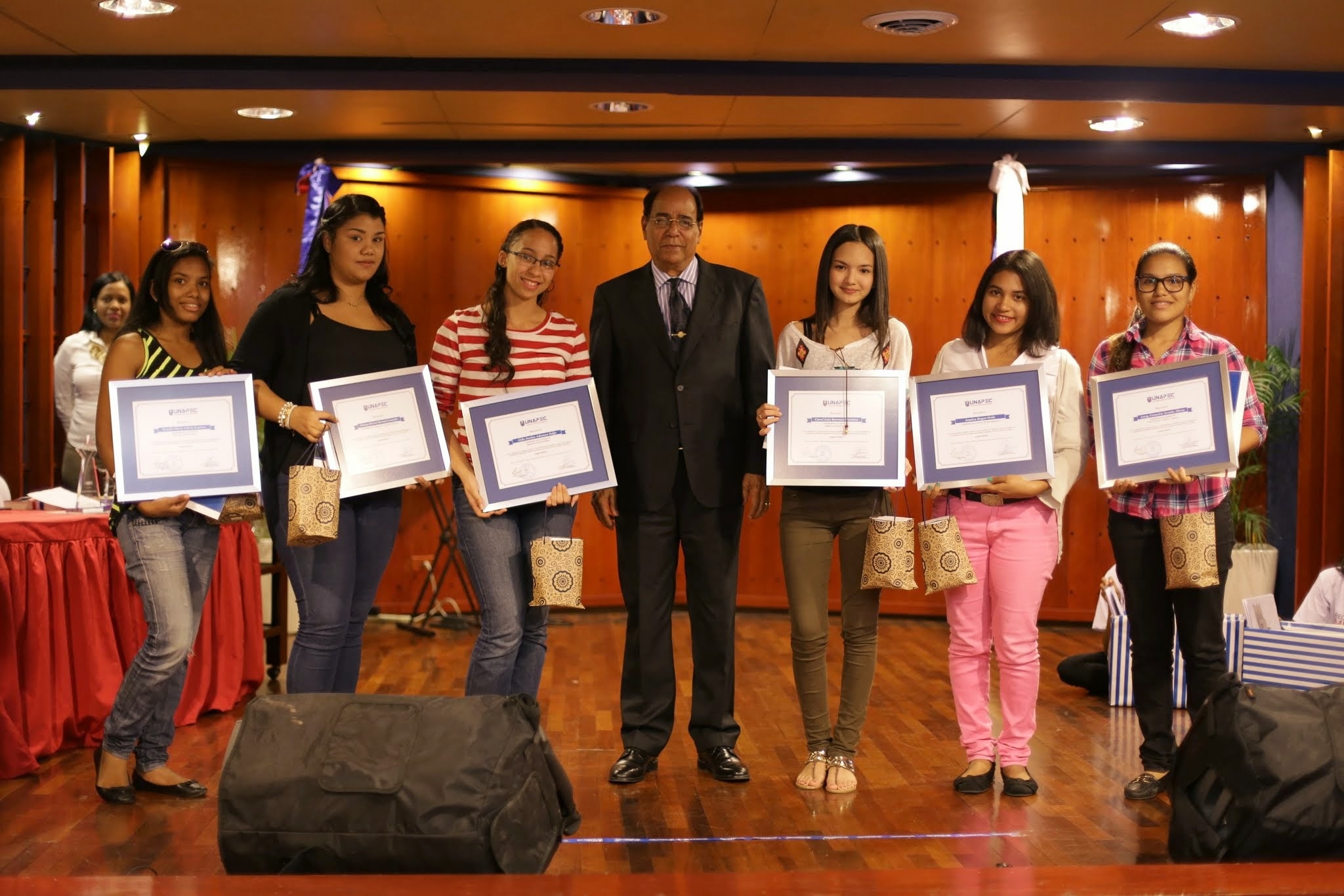 Estudiantes reconocidas por su labor en el programa Pares Iguales