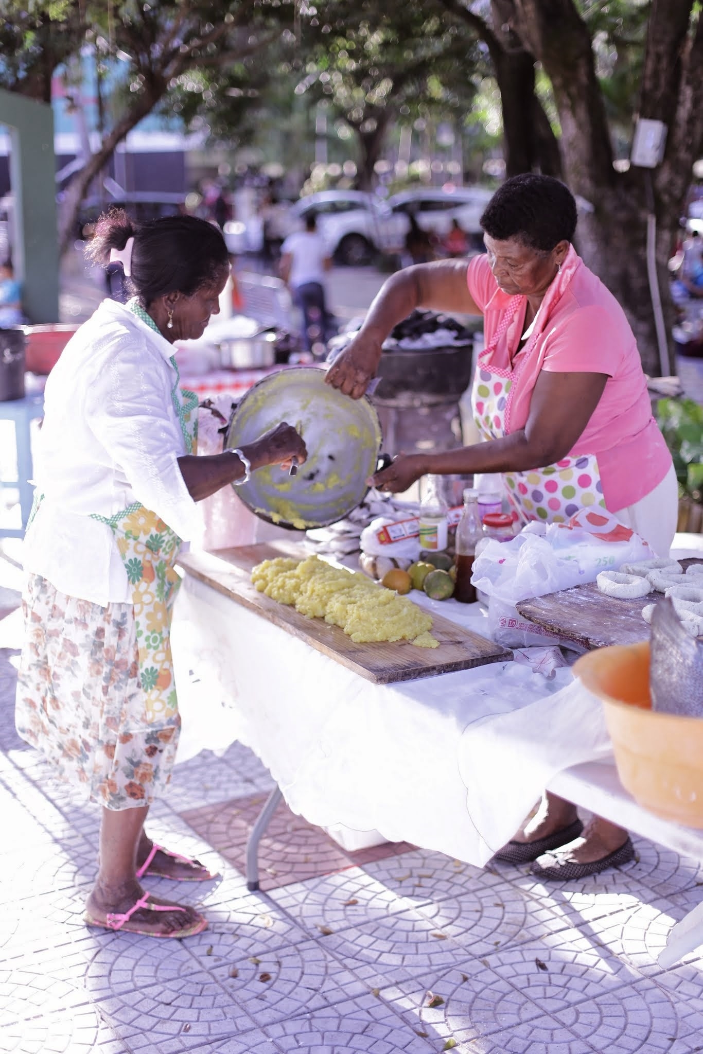 señoras de la comunidad que tradicionalmente cocinan y venden sus productos  en Baní