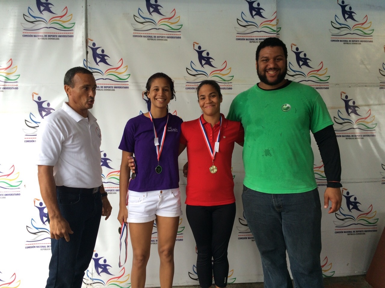 Representantes de los equipos masculino y femenino de Natación de UNAPEC, quienes ganaron el 2do lugar.