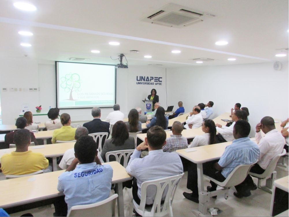 La actividad fue celebrada en el Salón de Conferencias del Edificio I, ubicado en el Campus Principal de UNAPEC.