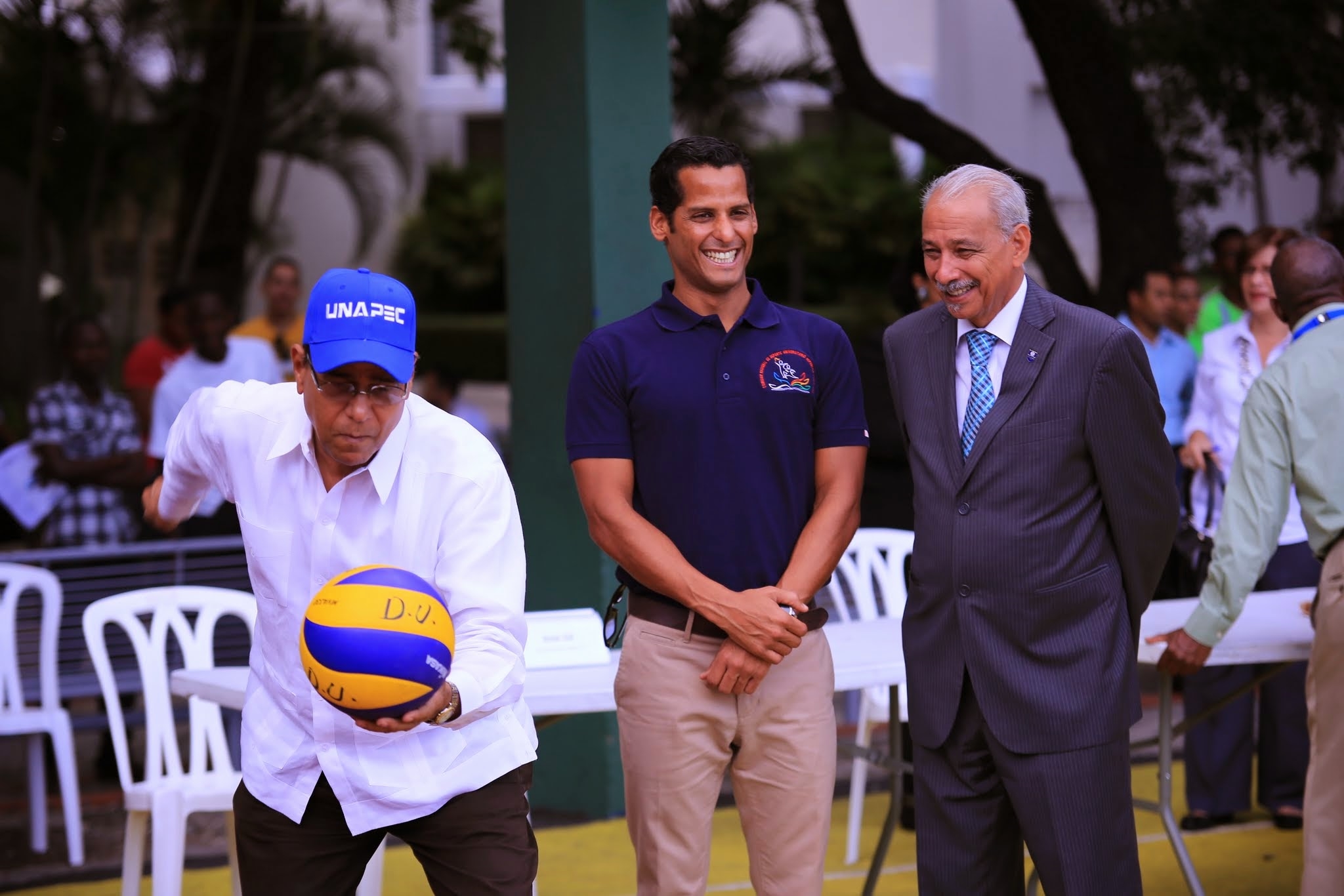 Pedro Antonio Eduardo, Vicerrector de Asuntos Estudiantiles mientras sacaba la bola, en señal de inicio del torneo.