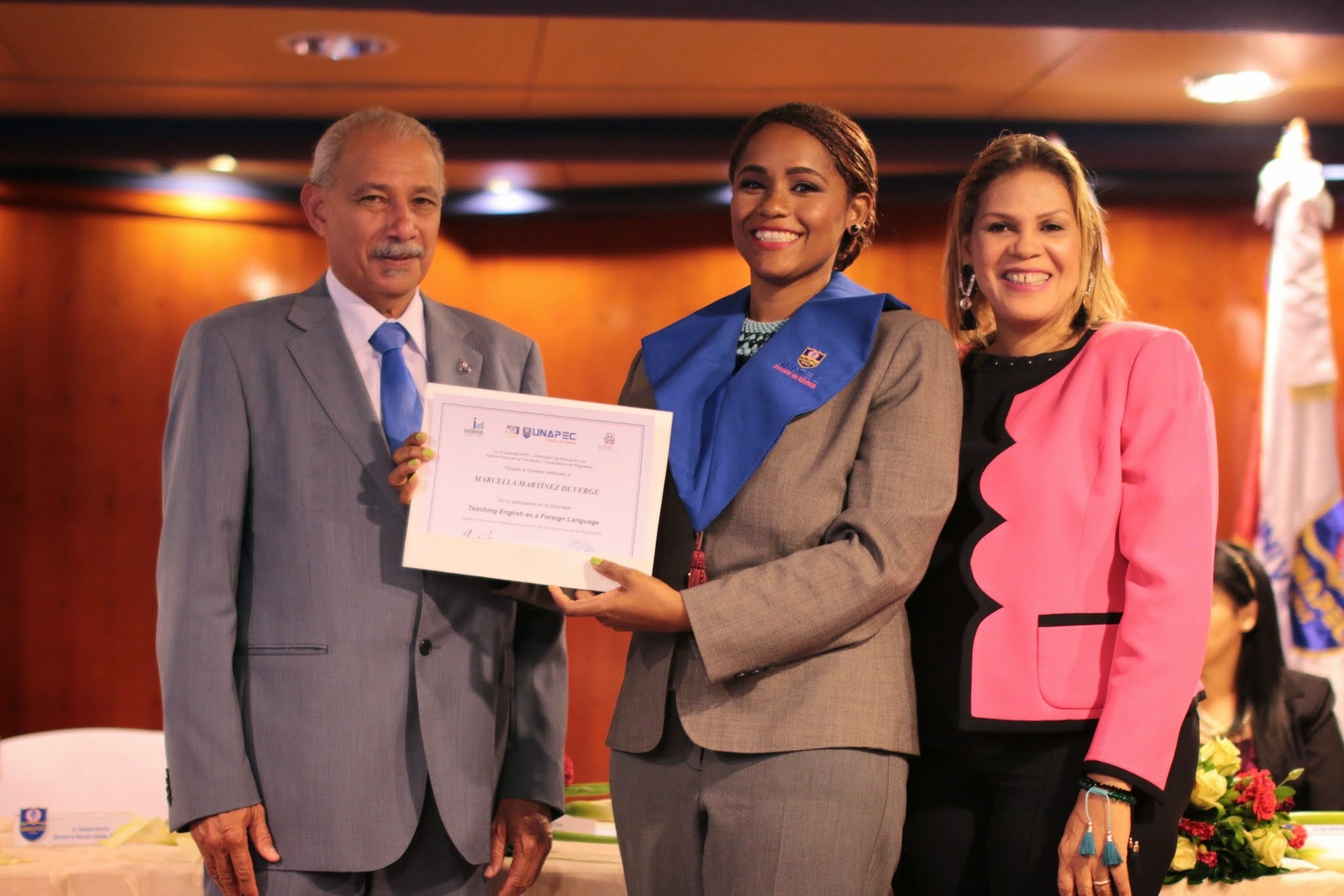 Marcella Martínez Duvergé recibe su certificado de manos de Francisco D’Oleo, Vicerrector Académico y Barbarita Herrera, Directora de Educación Continua del INAFOCAM