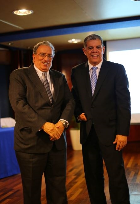 Dr. Radhamés Mejía, rector de UNAPEC; y Carlos Amarante Baret, ministro de Educación.