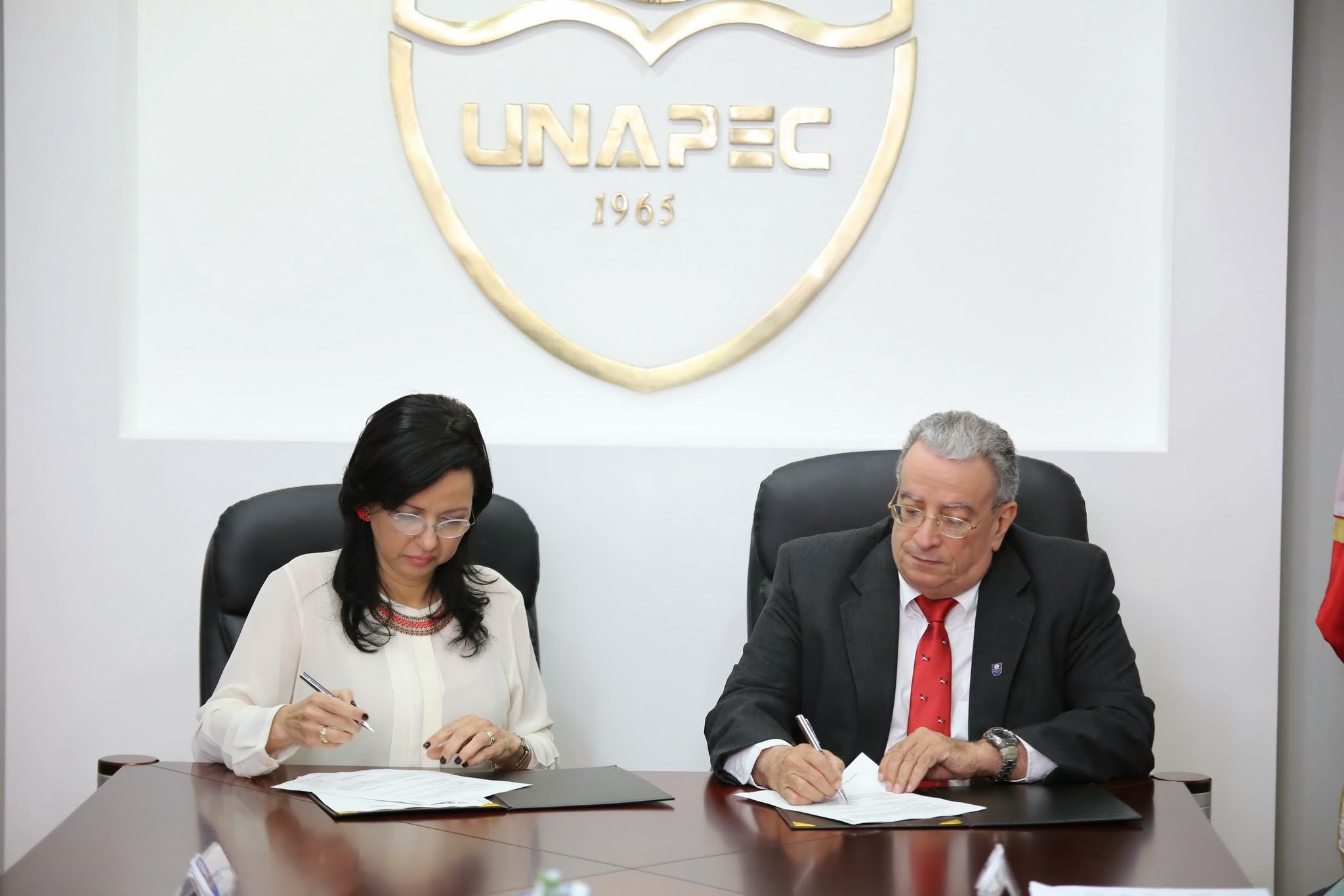 Directivos de UNAPEC y ONAPI mientras realizaban la firma del convenio.