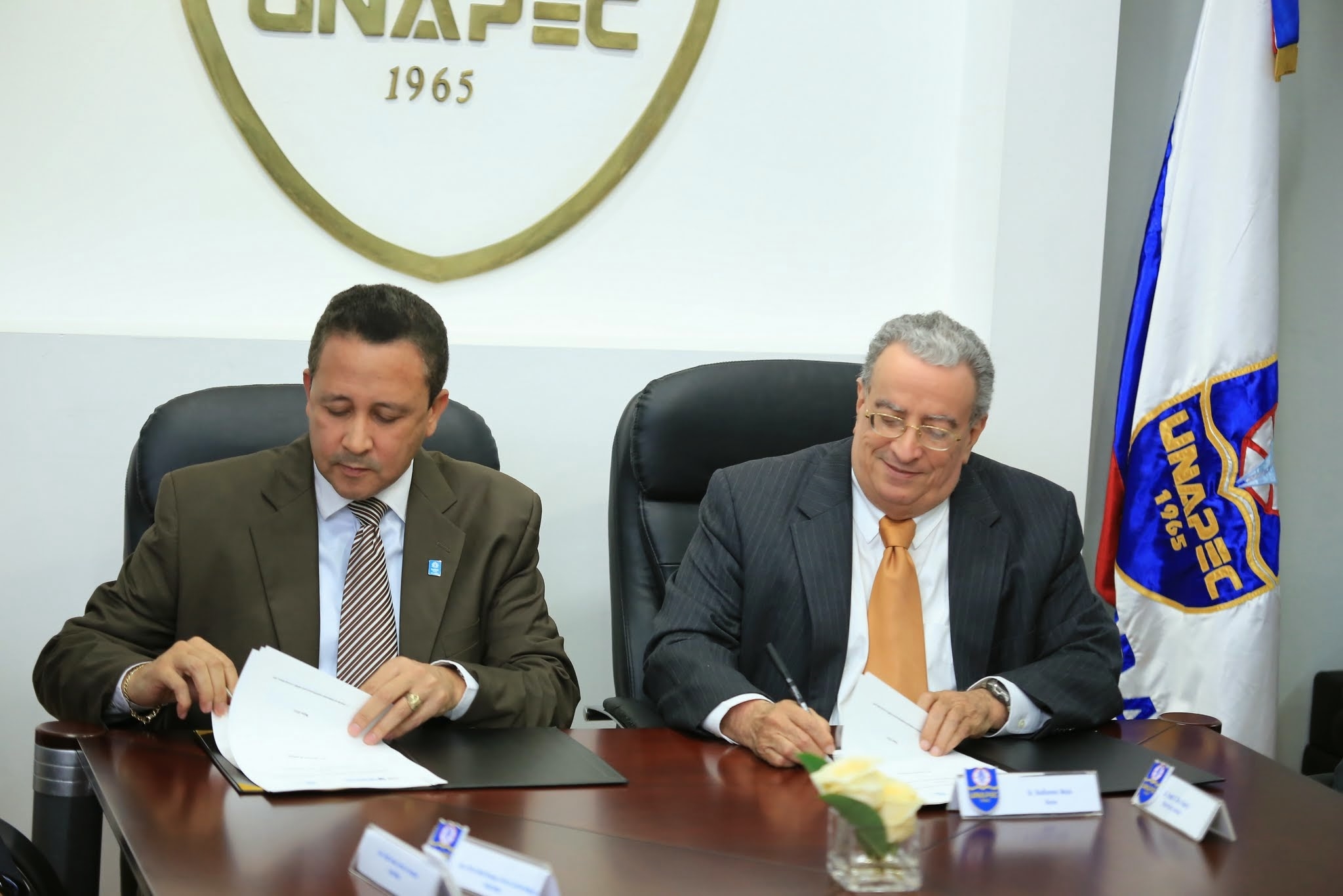 El acuerdo fue firmado este lunes por el doctor Radhamés Mejía Tejeda, rector de UNAPEC, y el licenciado Héctor David Ponciano, director de gestión humana de Grupo Ramos.