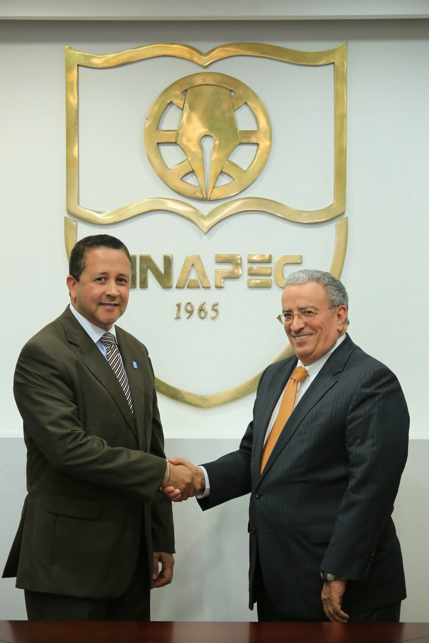 El doctor Radhamés Mejía Tejeda, rector de UNAPEC, y el licenciado Héctor David Ponciano, director de gestión humana de Grupo Ramos, luego de la firma del convenio entre ambas instituciones.