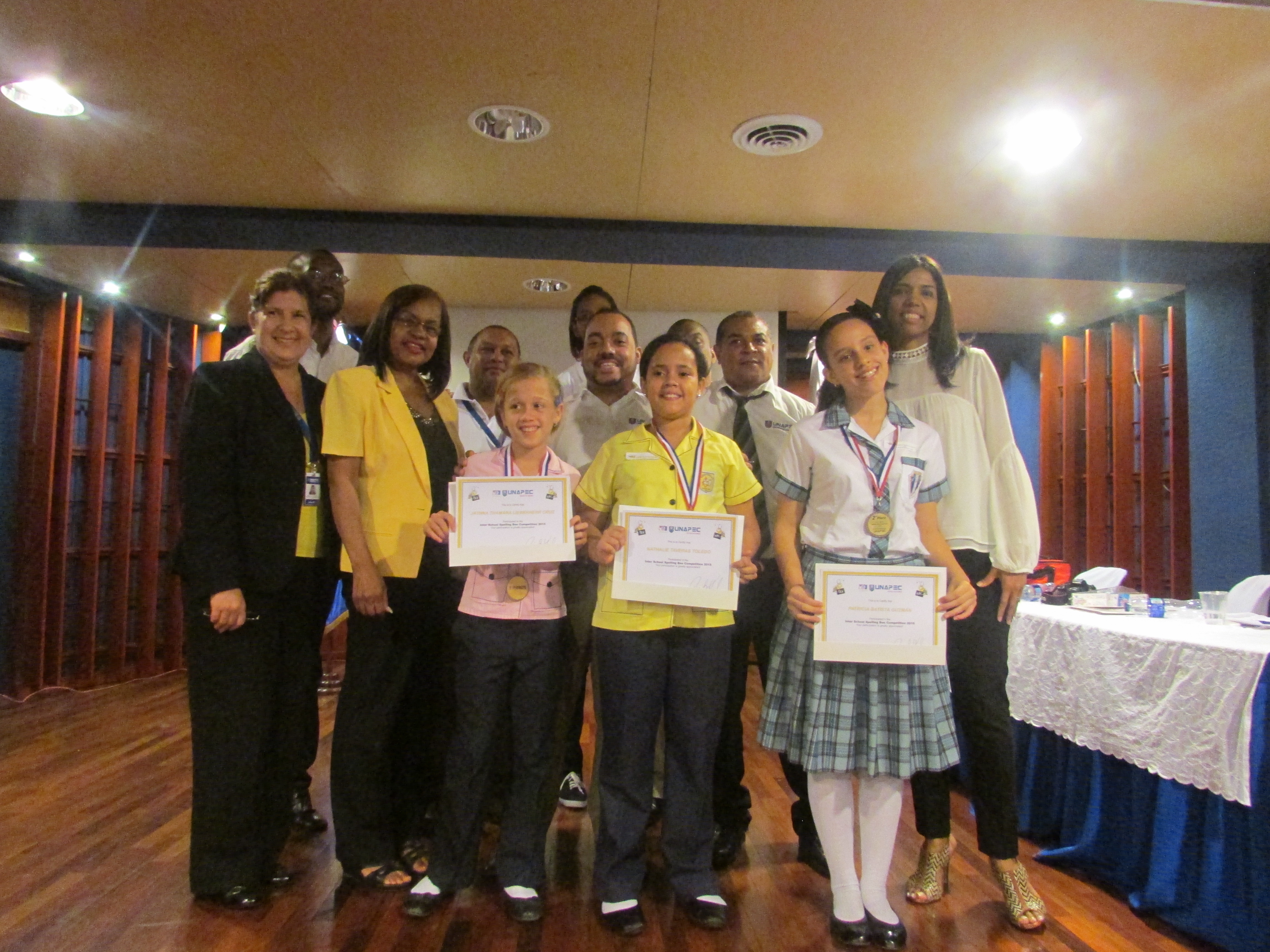 Finalistas del concurso junto a directivos de UNAPEC
