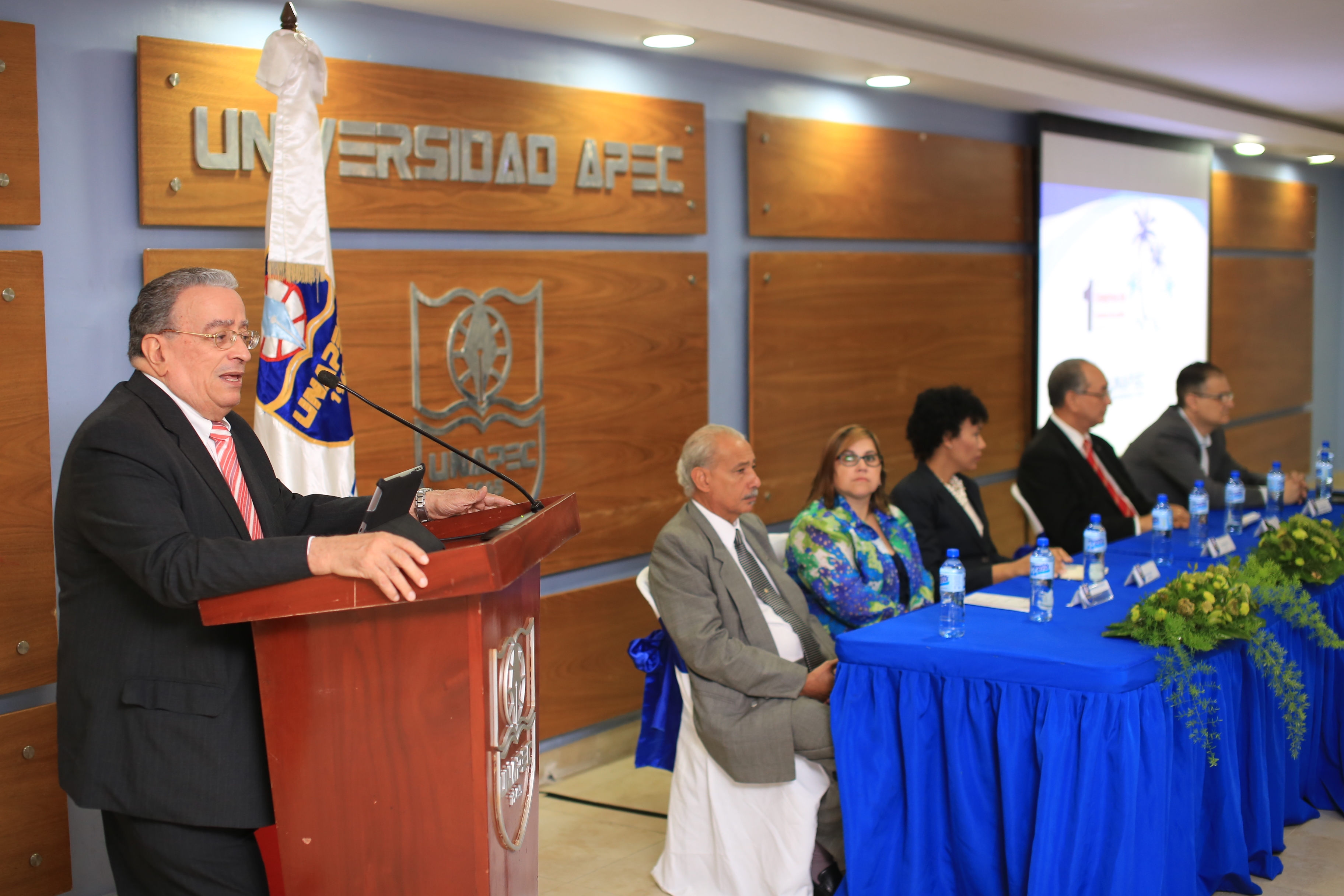 Radhamés Mejía, rector de UNAPEC mientras ofrecia las palabras de bienvenida.