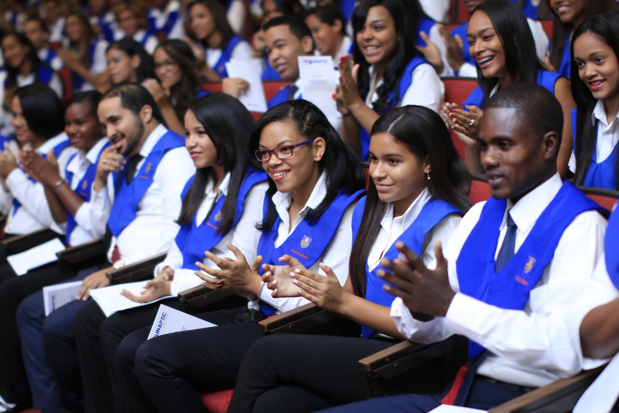 La Escuela de Idiomas entregó con regocijo y satisfacción 491 diplomas a los graduandos que culminario los programas.