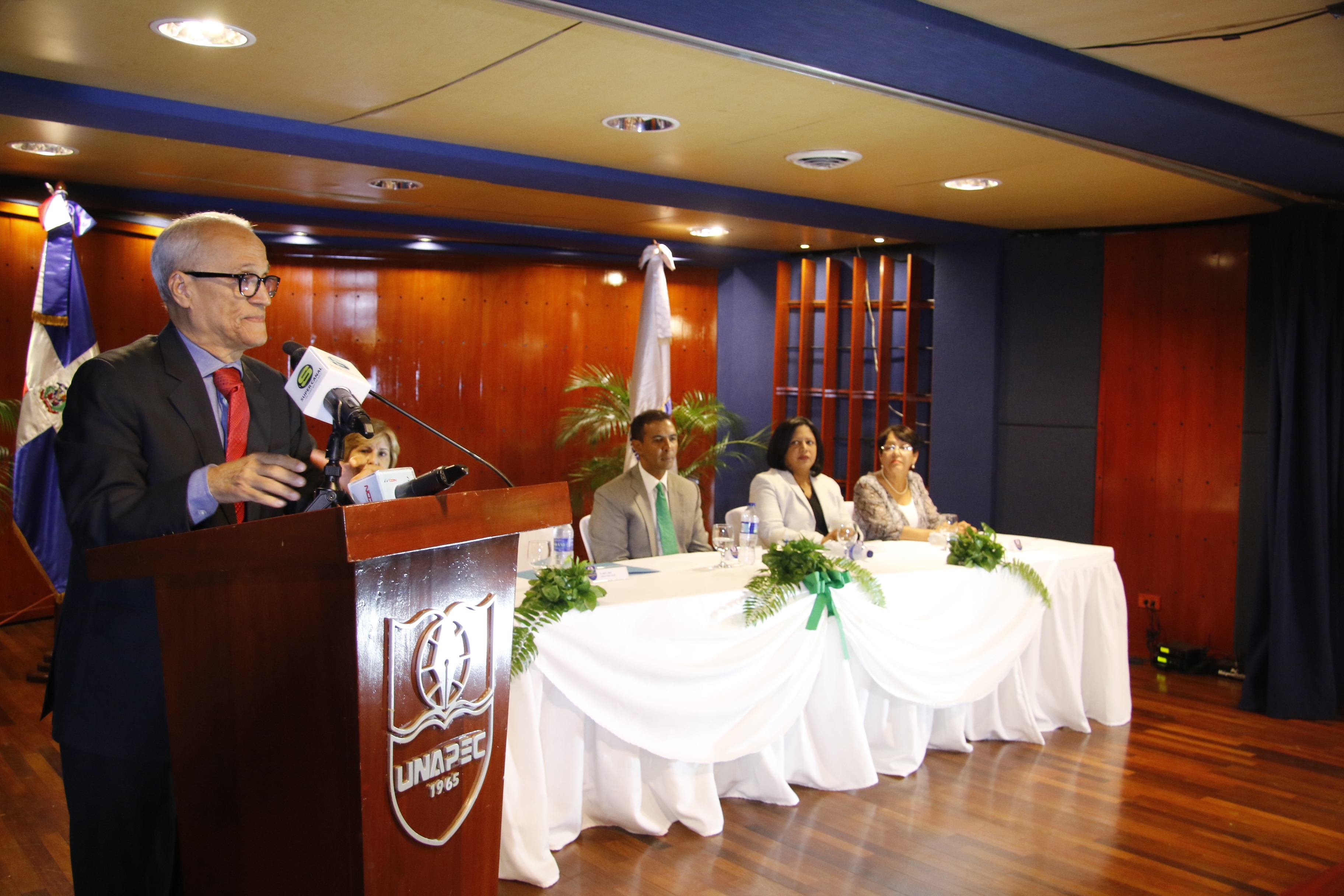 Andrés L. Mateo mientras realizaba discurso central y semblanza del reconocido Domingo Contreras.