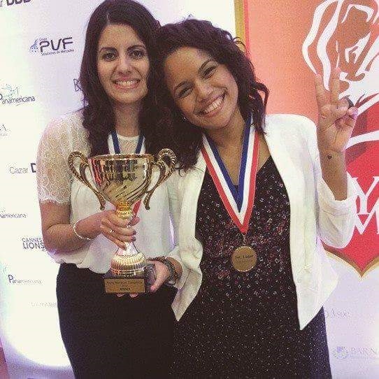  Letizia Cantarella y Paola Ramos Ortega, estudiantes de UNAPEC ganadoras de Oro, como YOUNG MARKETERS		