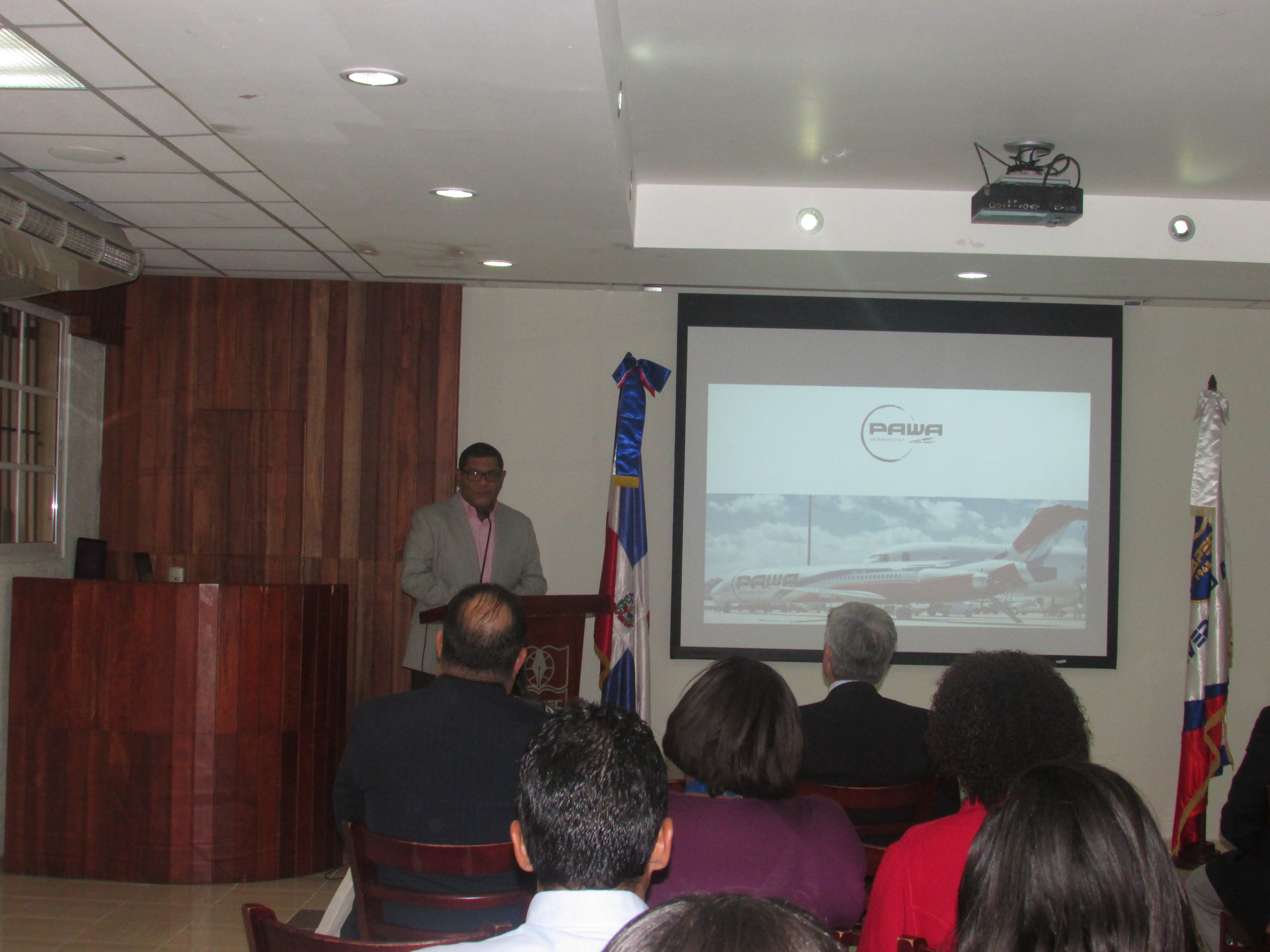 Momentos en el que fue presentada la propuesta de la aerolínea Pawa Dominicana.