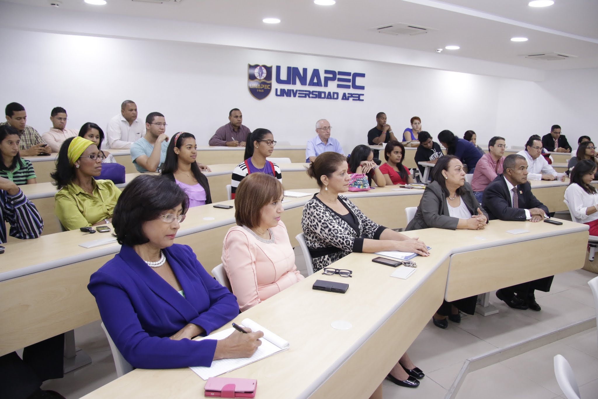 La conferencia fue realizada en el Salón de Conferencias del Edificio I de UNAPEC.