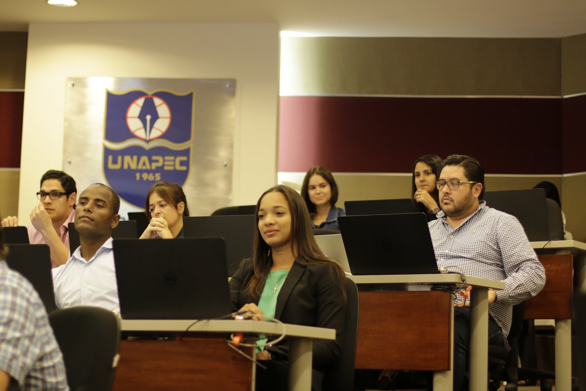El diplomado está siendo impartido en el Salón de videoconferencias de UNAPEC.