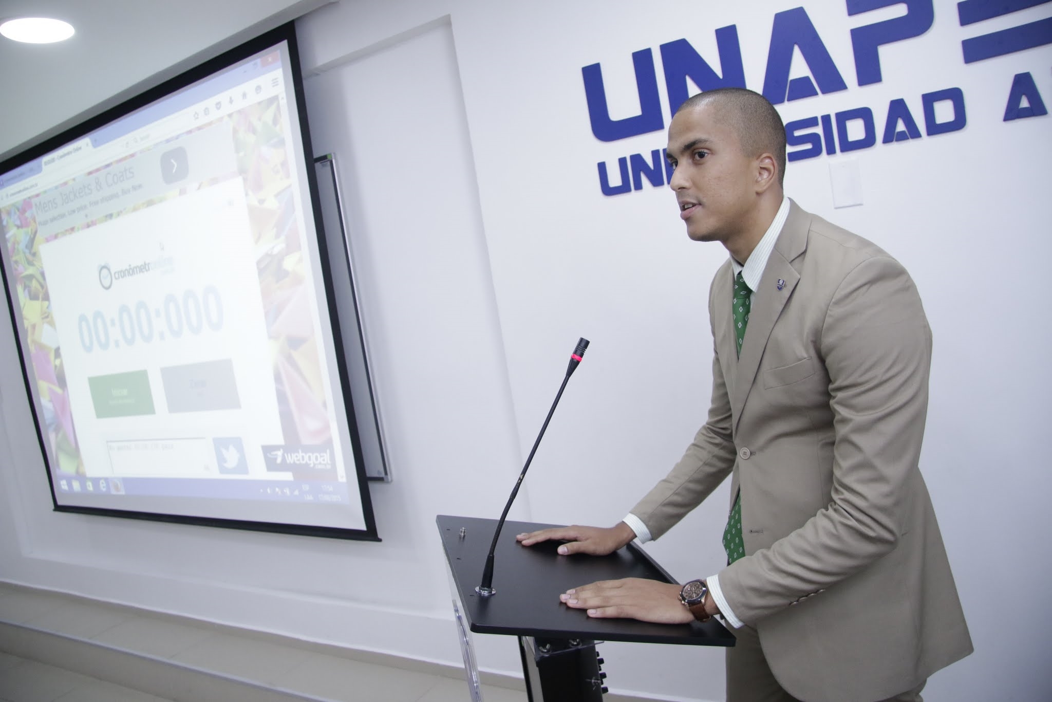 Presidente del Comité de Estudiantes de Derecho de UNAPEC y  fundador del Círculo Estudiantil de Debate, Manuel Alejandro Bordas
