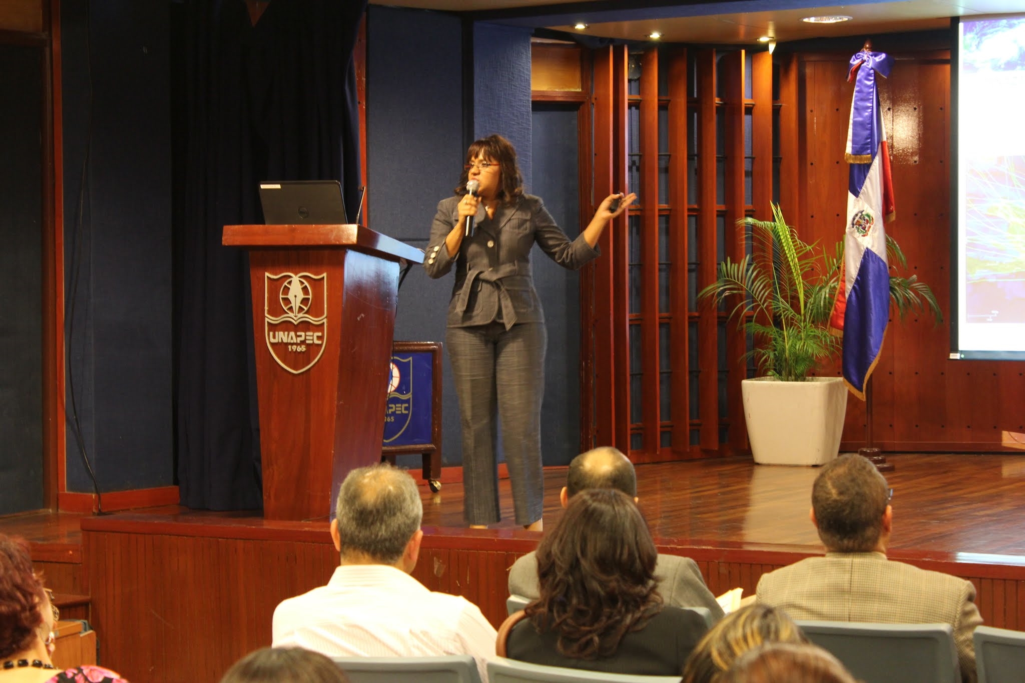 Jacqueline Vega, conferencista invitada mientras realizaba su ponencia.