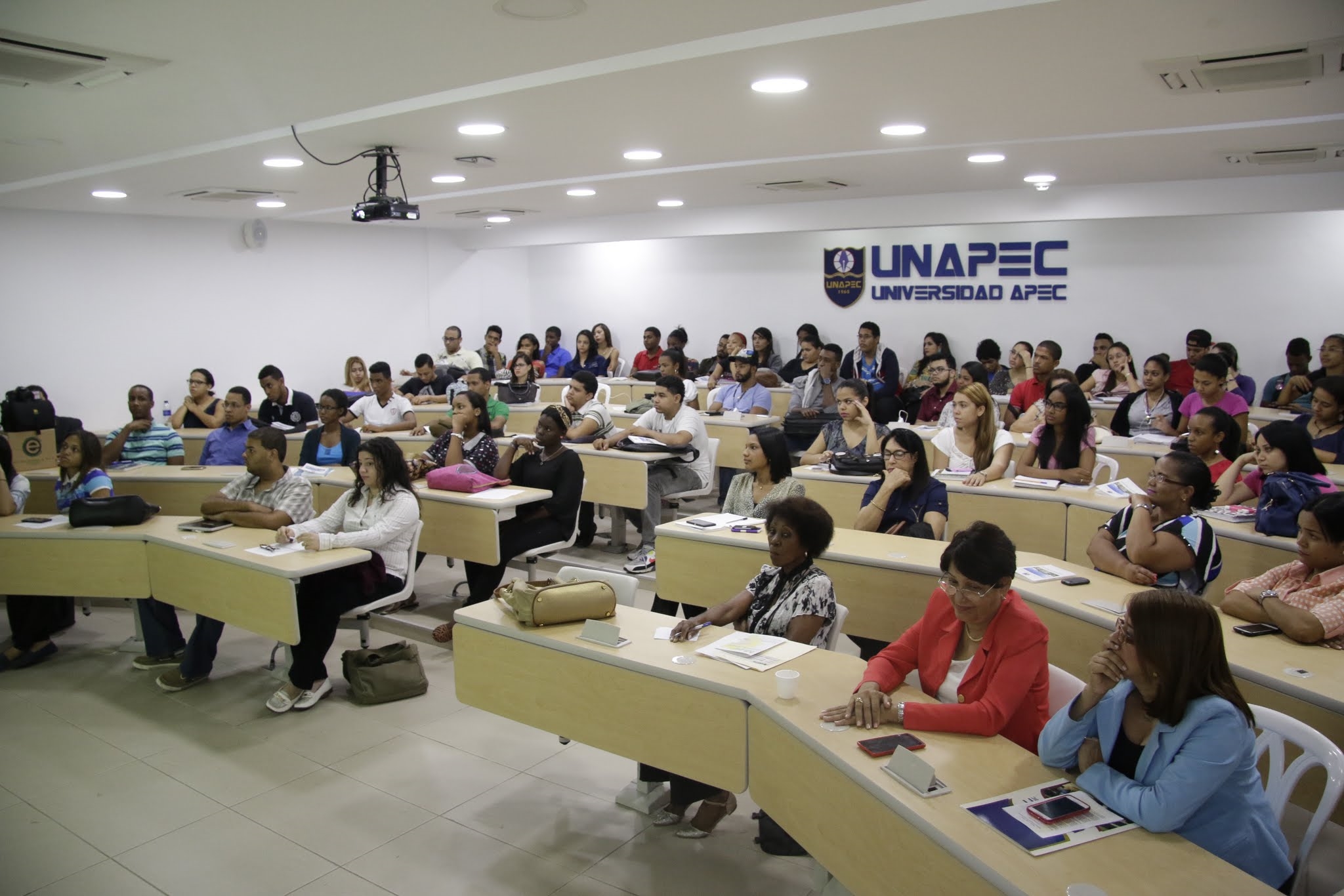 La actividad fue realizada en el Salón de Conferencias, ubicado en el Edif. I de UNAPEC.