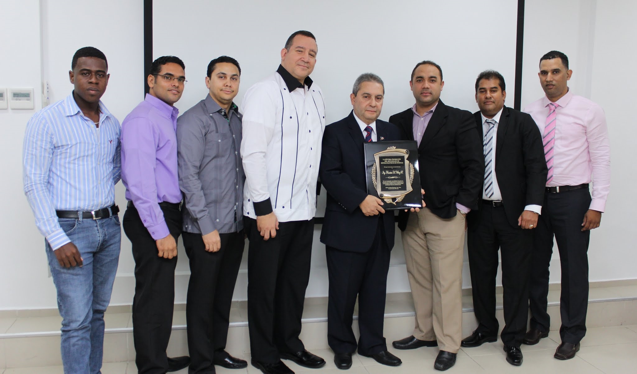Los participantes hicieron entrega de un reconocimiento al ingeniero Frank Núñez Ramírez.