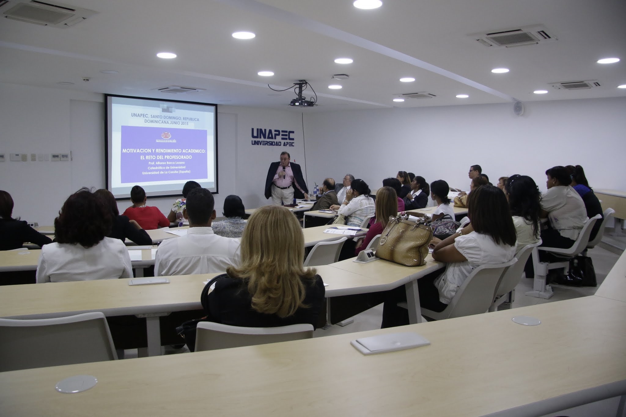 La actividad fue realizada en el Salón de Conferencias, Edif I de UNAPEC