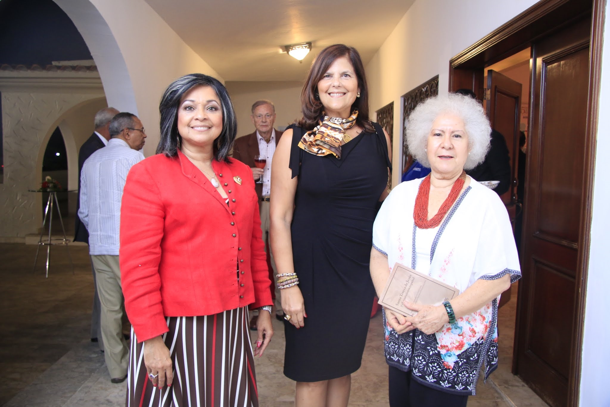 Cristina Aguiar, Sonia Villanueva de Brauer y Myrna Guerrero.